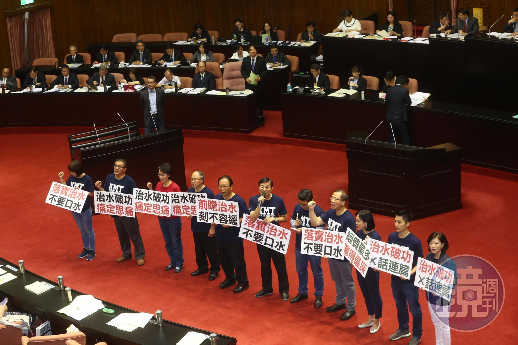 賴清德上台報告前,國民黨立委舉牌喊口號抗議,但並未杯葛報告。
