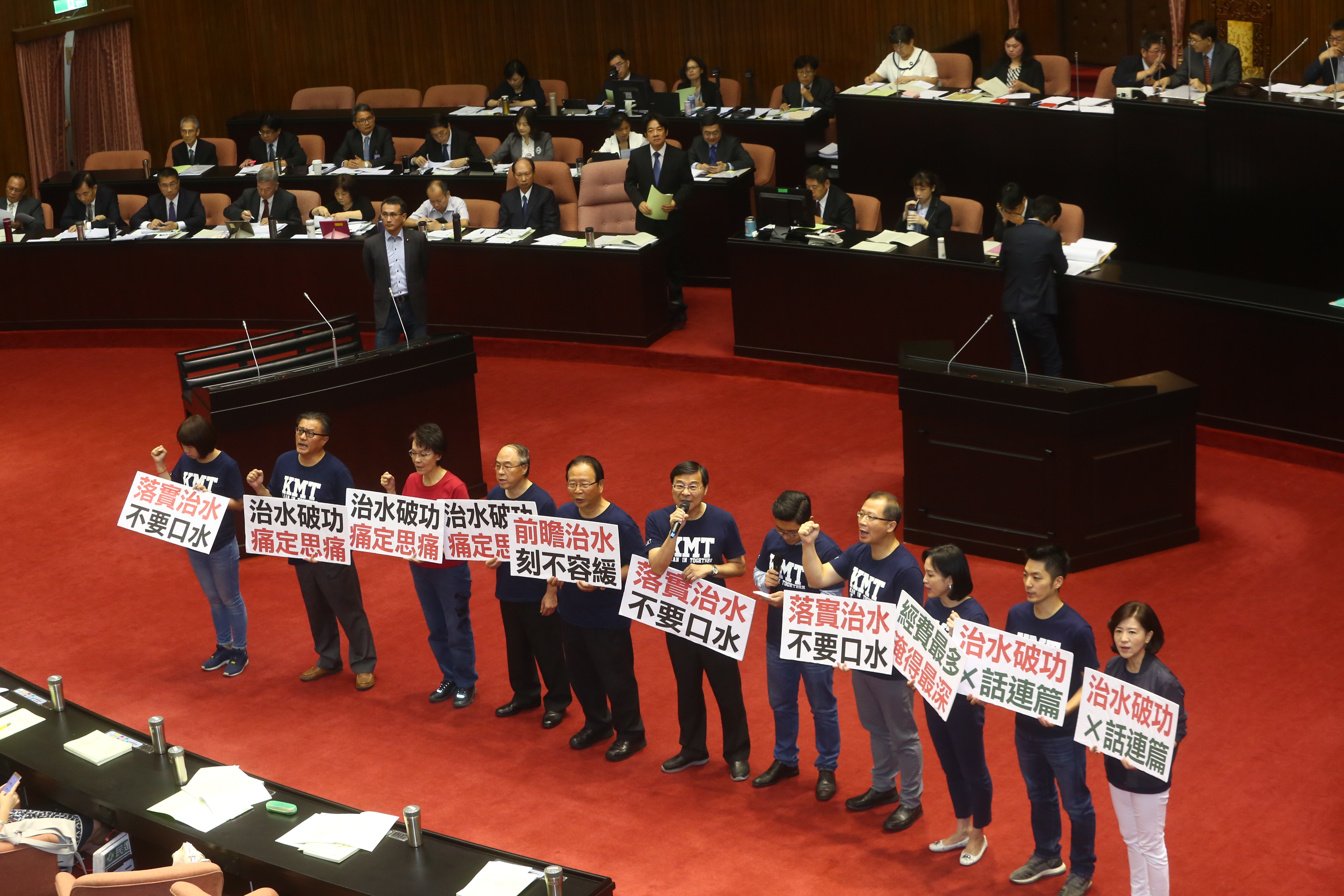 賴清德上台報告前，國民黨立委舉牌喊口號抗議，但並未杯葛報告。