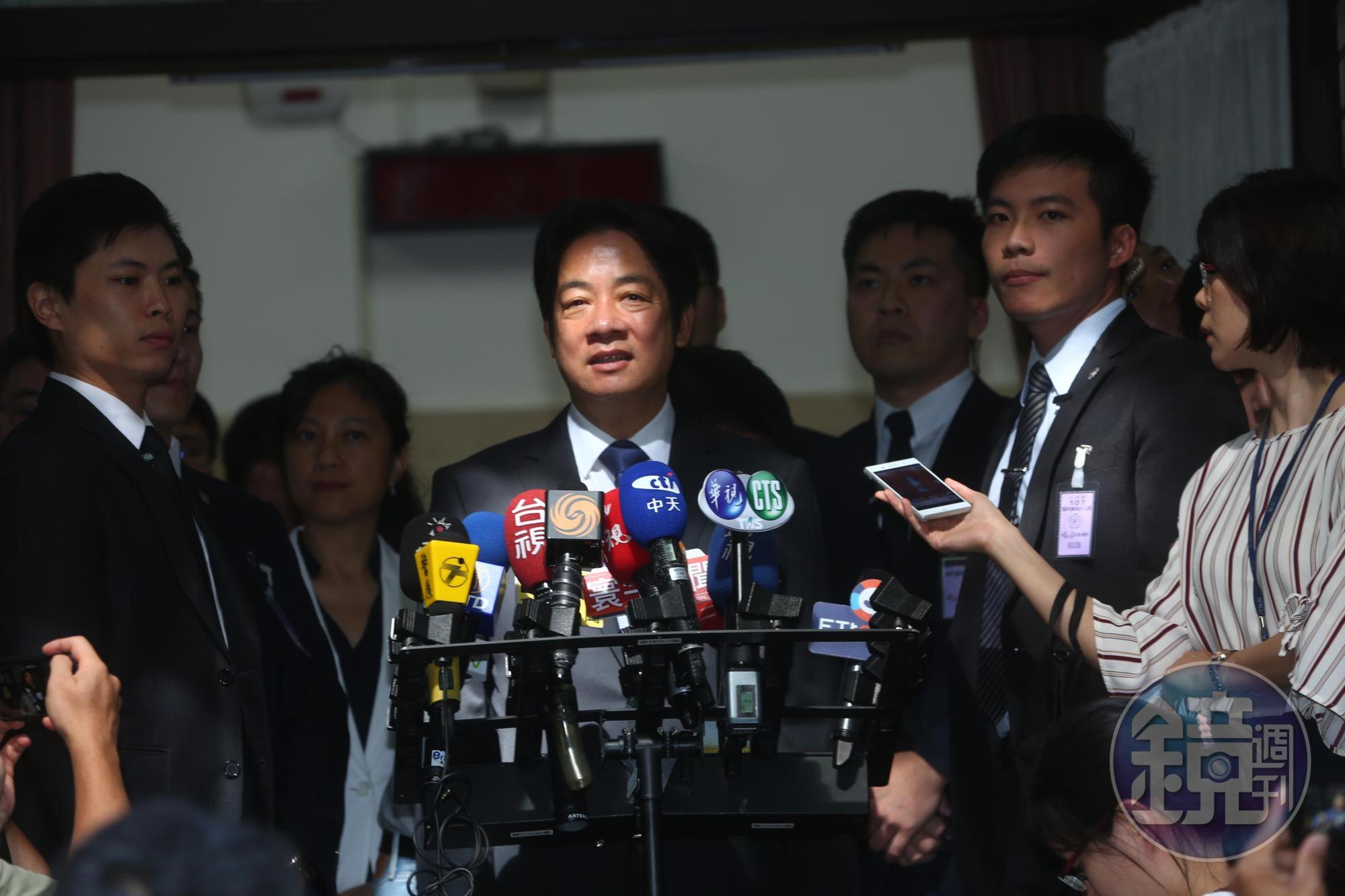 賴清德進入議場前接受媒體訪問。