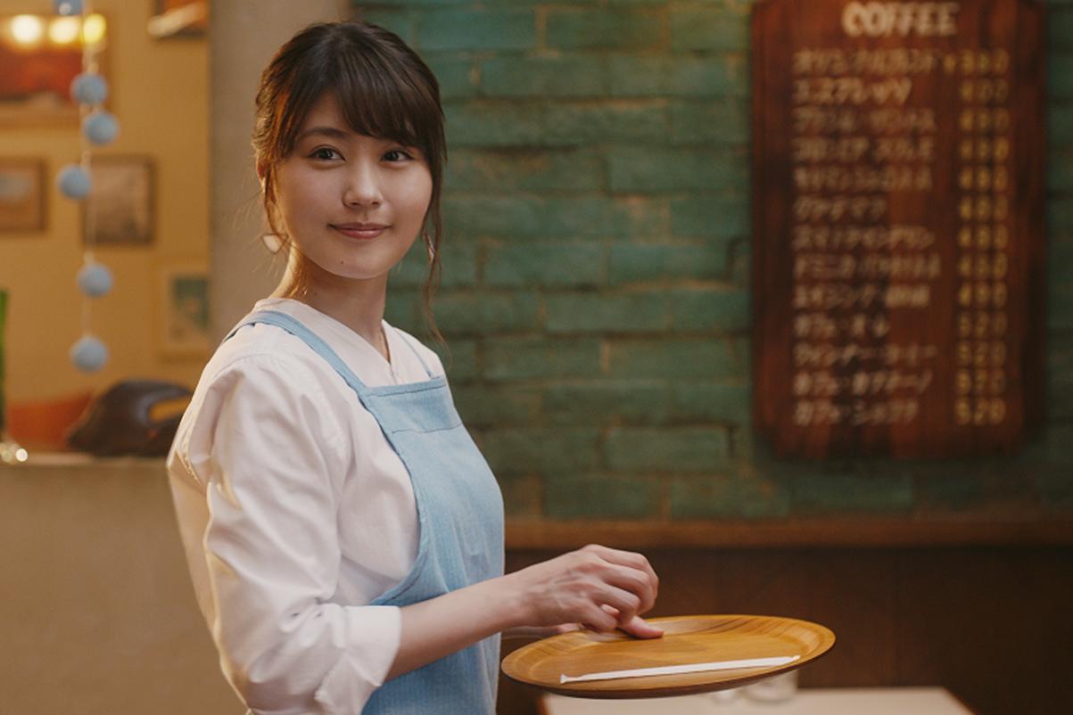 日本「國民女友」有村架純在《在咖啡冷掉之前》飾演咖啡店員。（龍祥電影提供）