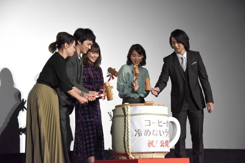 《在咖啡冷掉之前》在日本上映不久，眾演員群以敲咖啡桶取代敲酒桶儀式祈福。（網路圖片）