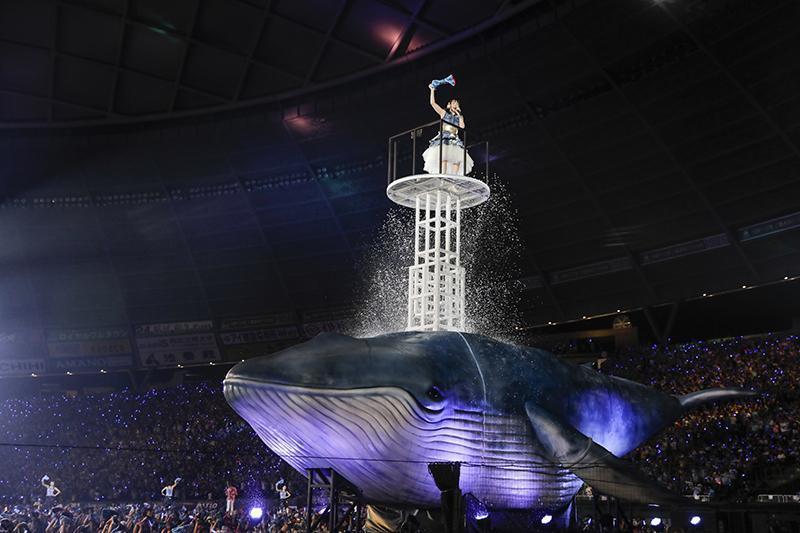 日本聲優歌手水樹奈奈站上高12公尺的巨型鯨魚，鯨魚噴出2.4公尺的噴水柱，超壯觀。（Photo：kamiiisaka/雅慕斯提供）