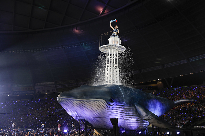 日本聲優歌手水樹奈奈站上高12公尺的巨型鯨魚,鯨魚噴出2.4公尺的噴水柱,超壯觀。(Photo:kamiiisaka/雅慕斯提供)