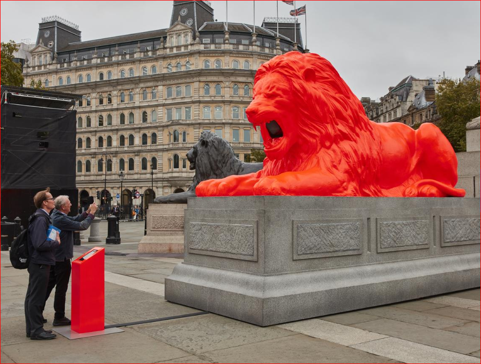 倫敦特拉法加廣場冒出了第5隻獅子，不但全身紅得刺眼，還自稱自己是一隻會寫詩的獅子。(倫敦設計節官網）
