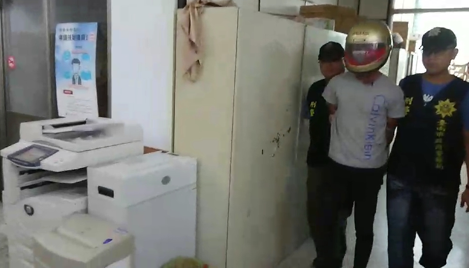 警方將涉嫌開槍殺父的黃嫌移送法辦，母親哭訴說父親不學無術都來要錢，才會引發兒子的不滿。（警方提供）