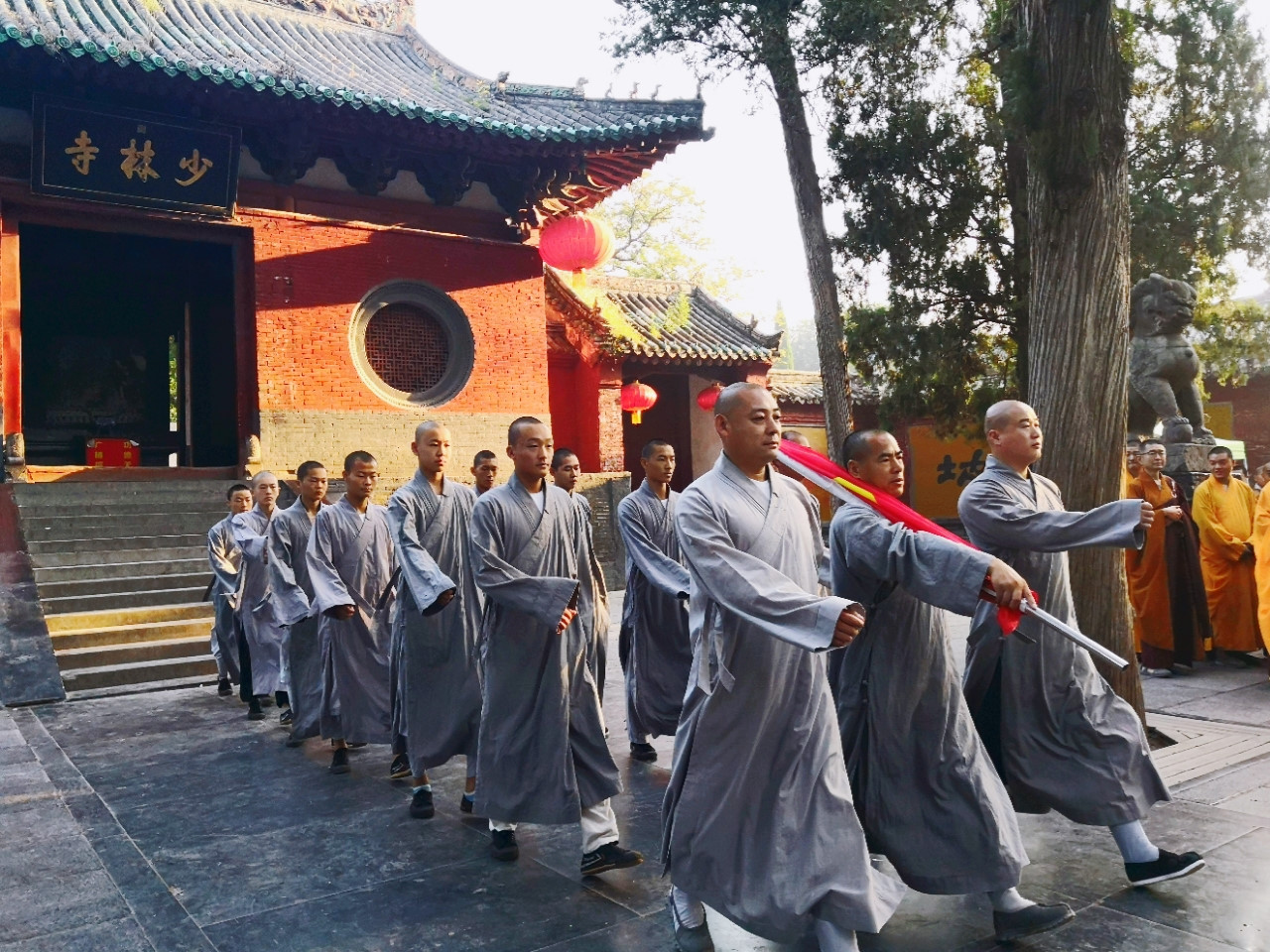 2018年8月27日,河南嵩山少林寺在山門前舉行升國旗儀式。少林寺負責人說這是創寺1500多年來的「創舉」,將有助於宗教界人士和信教群眾「增強國家意識和公民意識、鑄牢中華民族共同體意識」。(東方IC)