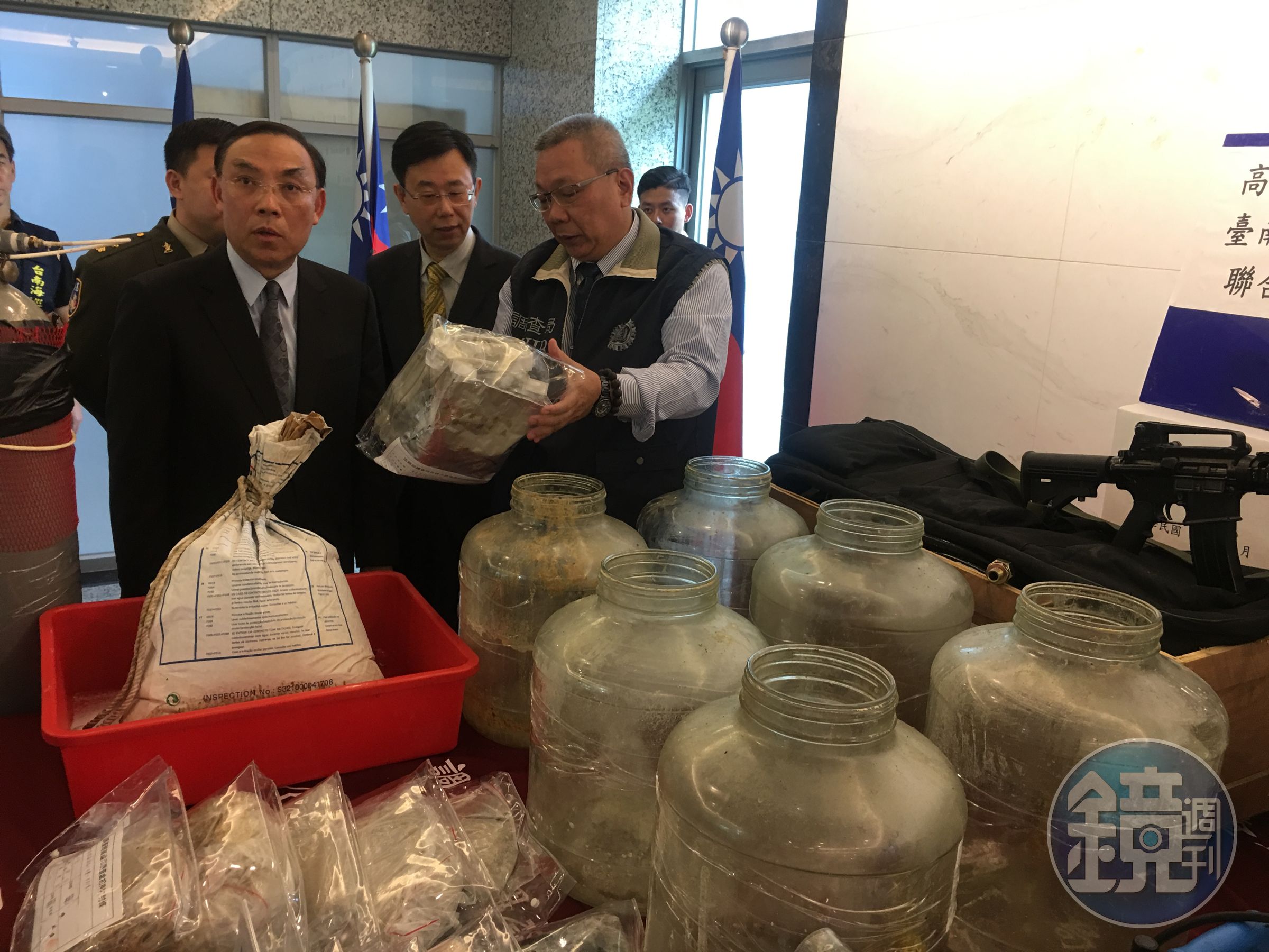 高雄市調處破獲史上最大製毒工廠，連新任的法務部長蔡清祥與調查局長呂文忠都南下慰勞有功人員。（高市調處提供）