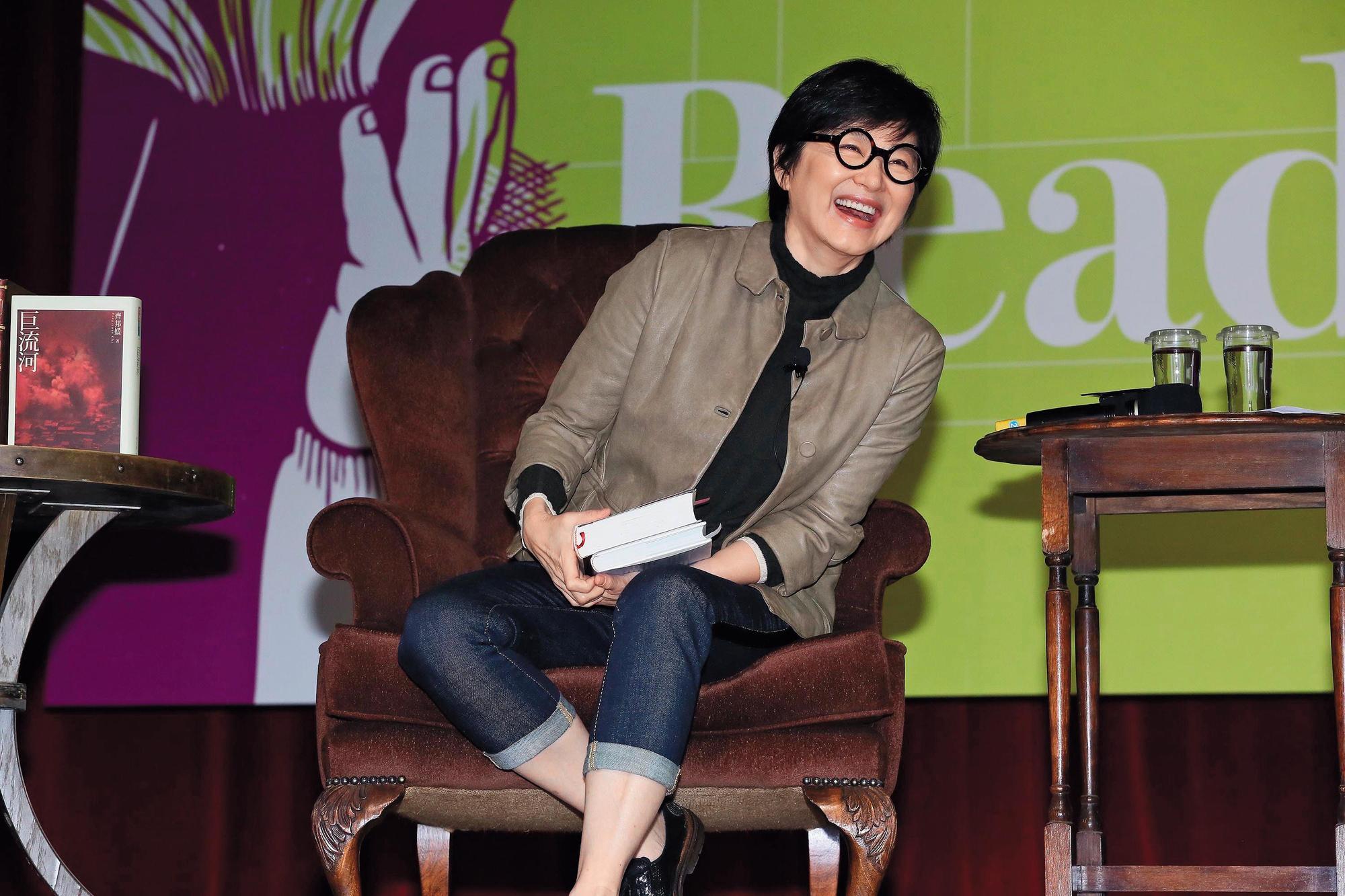 林青霞曾出散文集《窗裡窗外》，她曾說：「不要叫我大美人了，做美人很累哎。也不要叫我大明星，我現在是作家。」（東方IC）