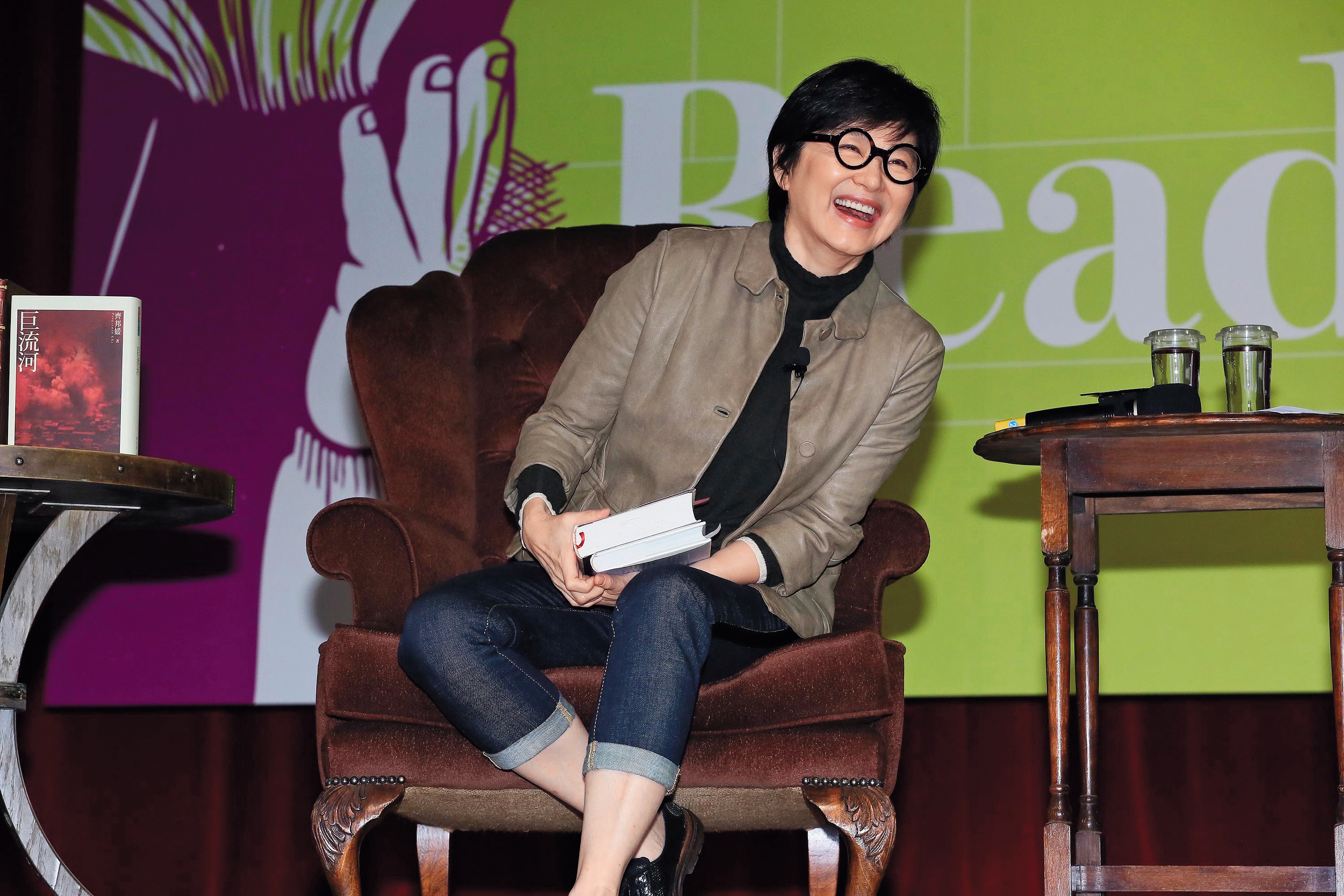 林青霞曾出散文集《窗裡窗外》，她曾說：「不要叫我大美人了，做美人很累哎。也不要叫我大明星，我現在是作家。」（東方IC）