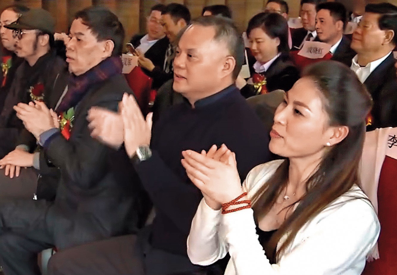 上海龍峰集團成立20週年時,任國龍帶領員工大肆慶祝,卻涉及違法炒作大同遭北檢調查。(翻攝自龍峰集團官網)