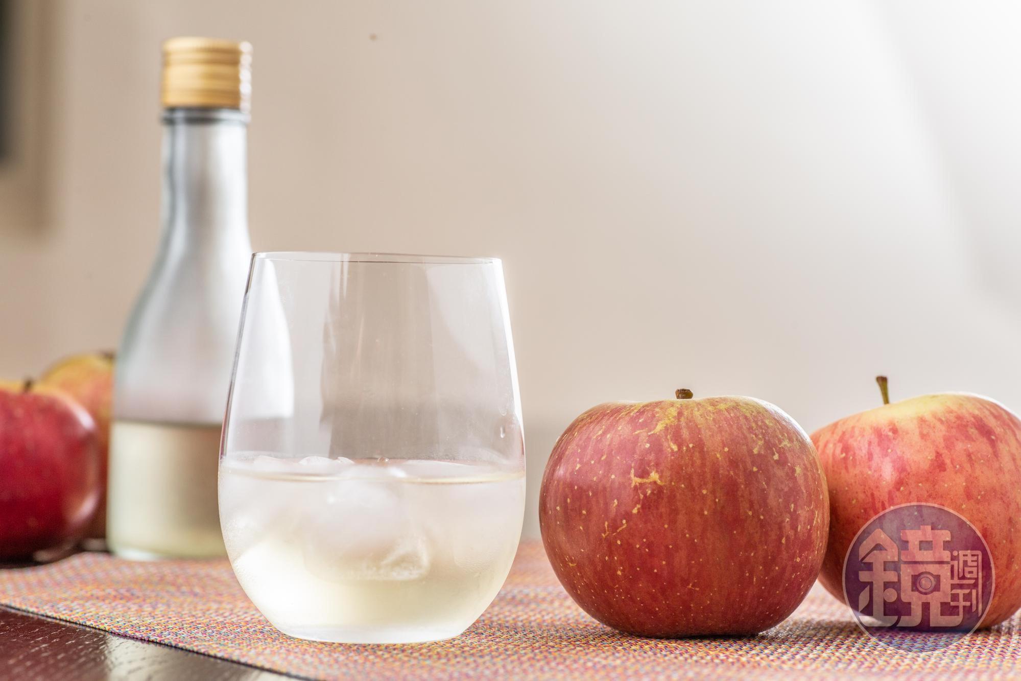 「自釀蘋果酒」酒色透澈，殘糖低，清爽輕盈，是夏季適飲的水果酒。