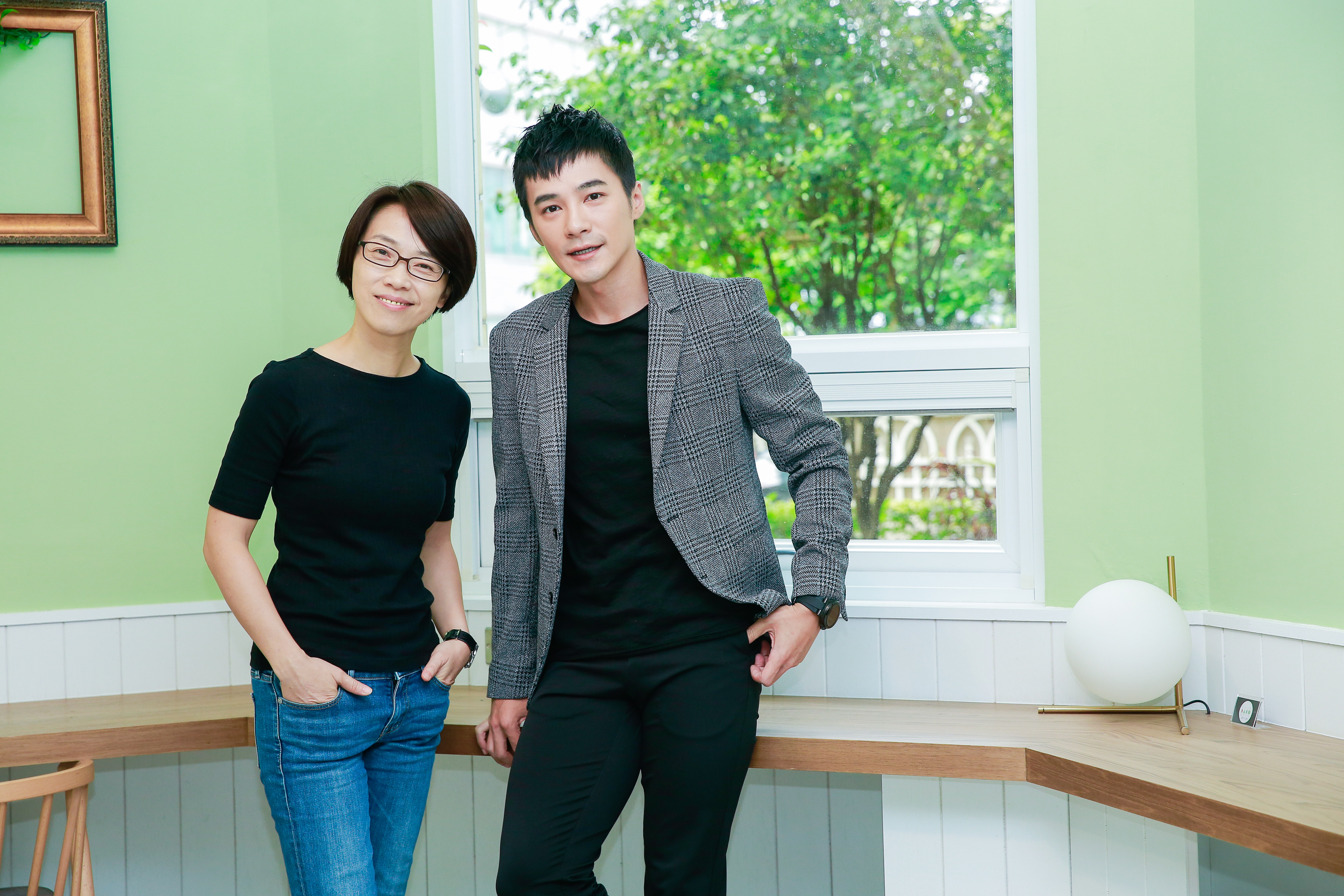 周美玲導演（右）找來是元介（左）譜曲及演唱「彩虹MV影像計劃」中第二首單曲〈偕老〉。