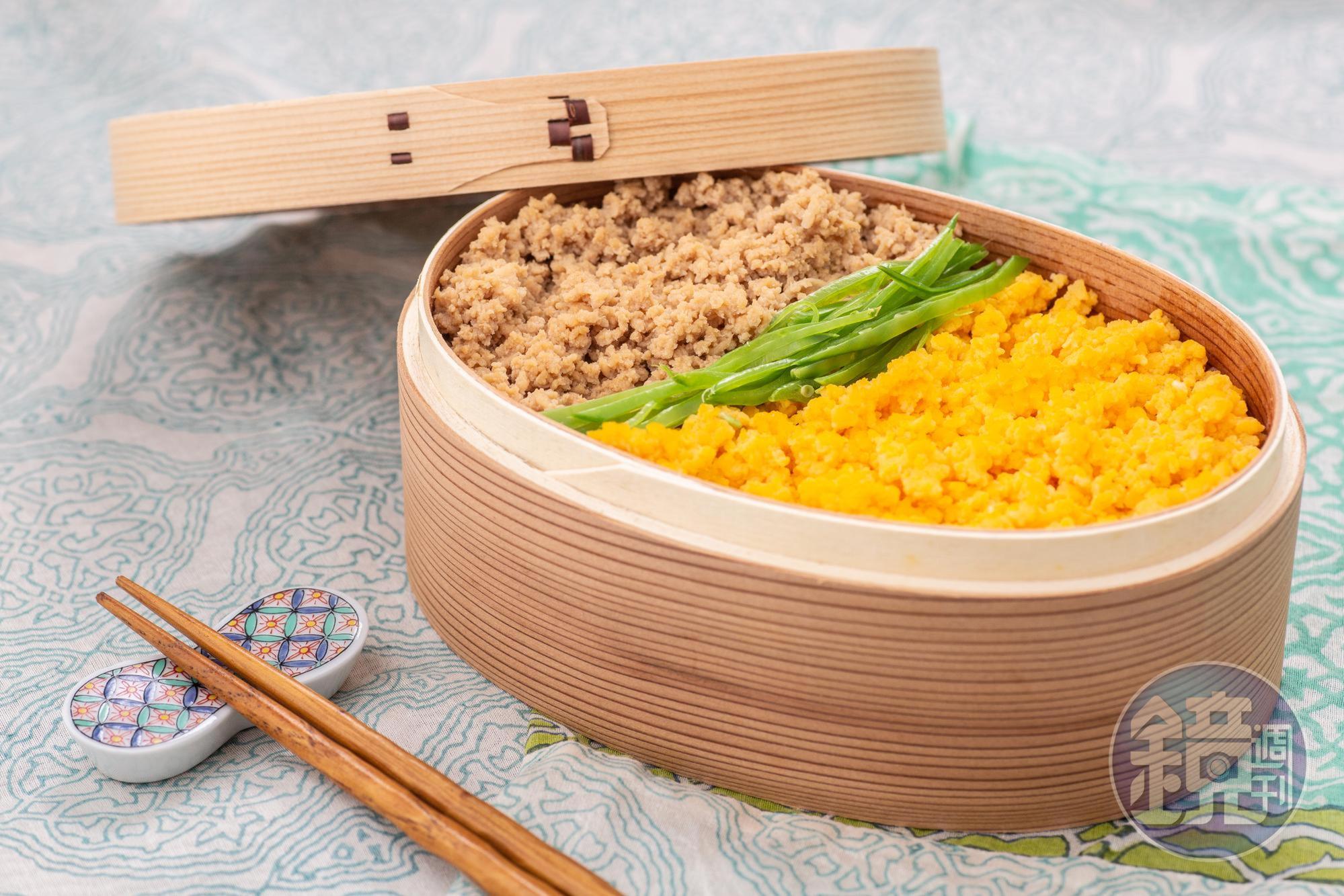 「甘麴雞肉鬆便當 」的雞絞肉和炒蛋都以甘麴調味，口感很溫和。