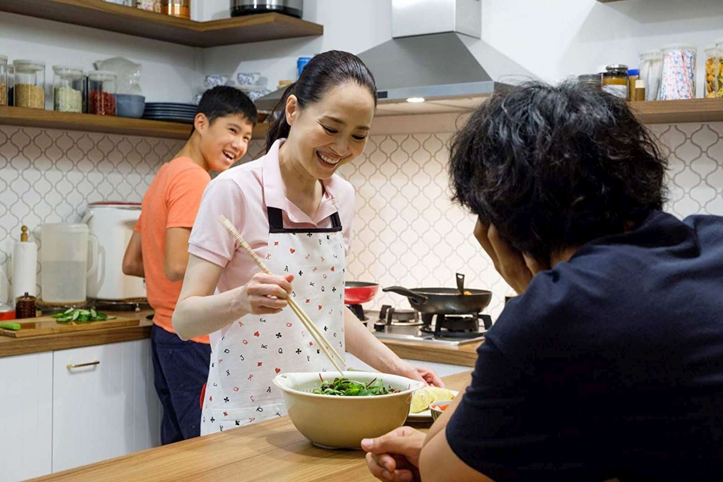 不老女神松田聖子與齊藤工在本片中有跨世代的友誼。（高雄電影節提供）