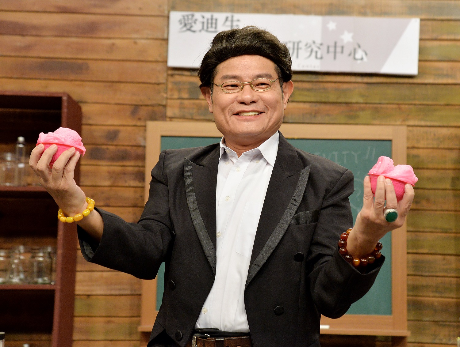 許效舜今手捧發糕慶祝《瘋神無雙》節目滿8週年慶。（衛視中文台提供）