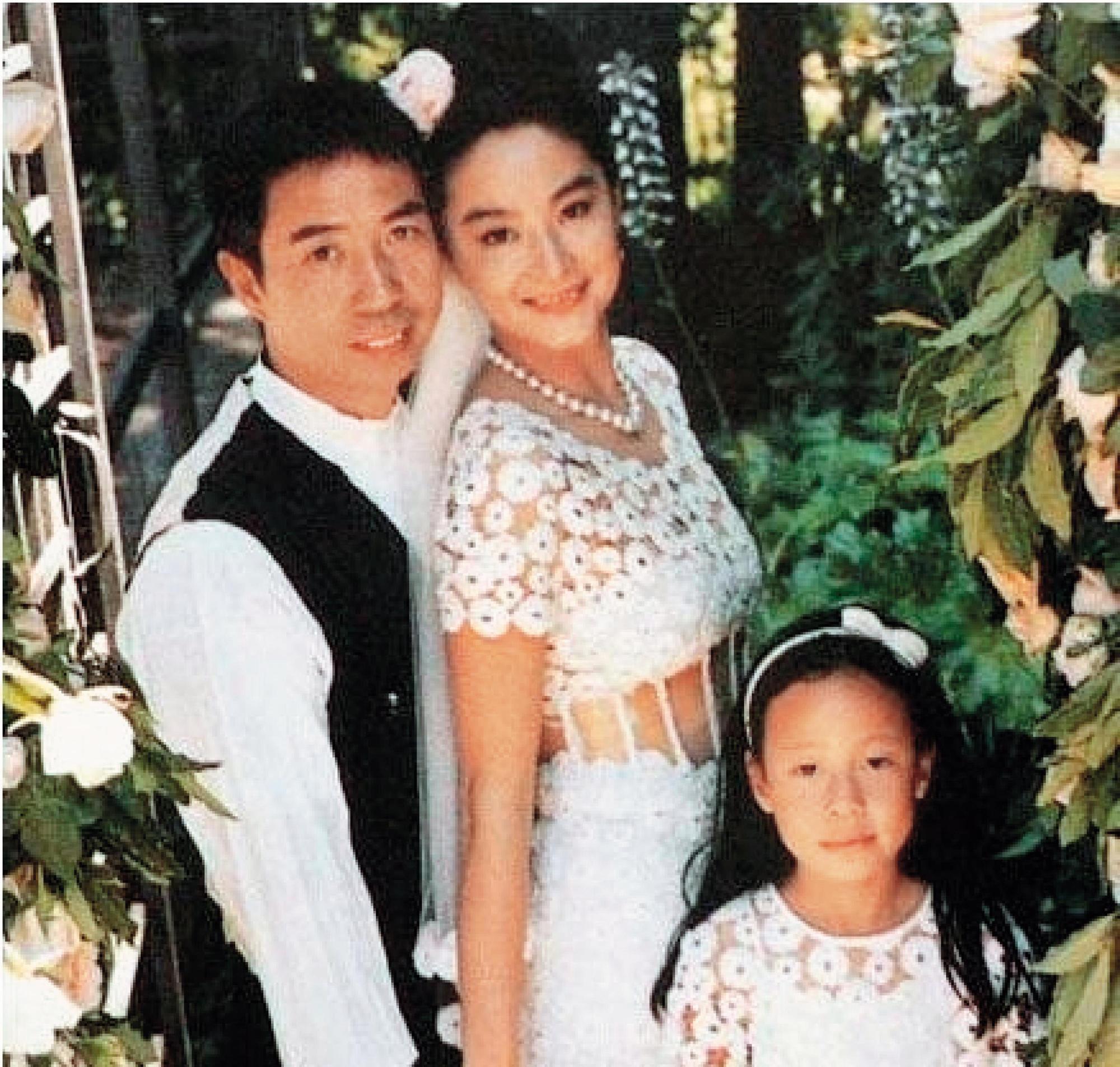 當年林青霞嫁給邢李㷧,在舊金山舉行盛大的戶外婚禮,滿園布滿了林青霞最愛的香檳玫瑰。(翻攝自《聚焦吧》)