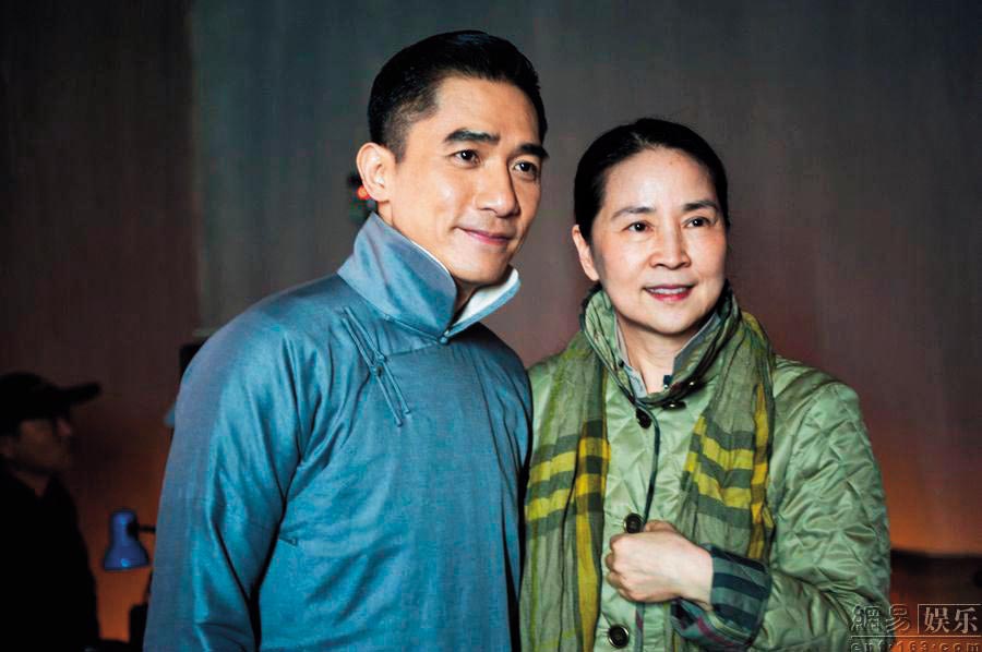 林鳳嬌(右)為成龍息影,獨自在美國待產生下房祖名。(翻攝網路)