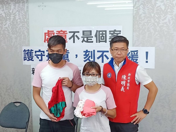 張女在議員陳明義和同居男友陪同下召開記者會，希望司法能還他們公道。（翻攝畫面）