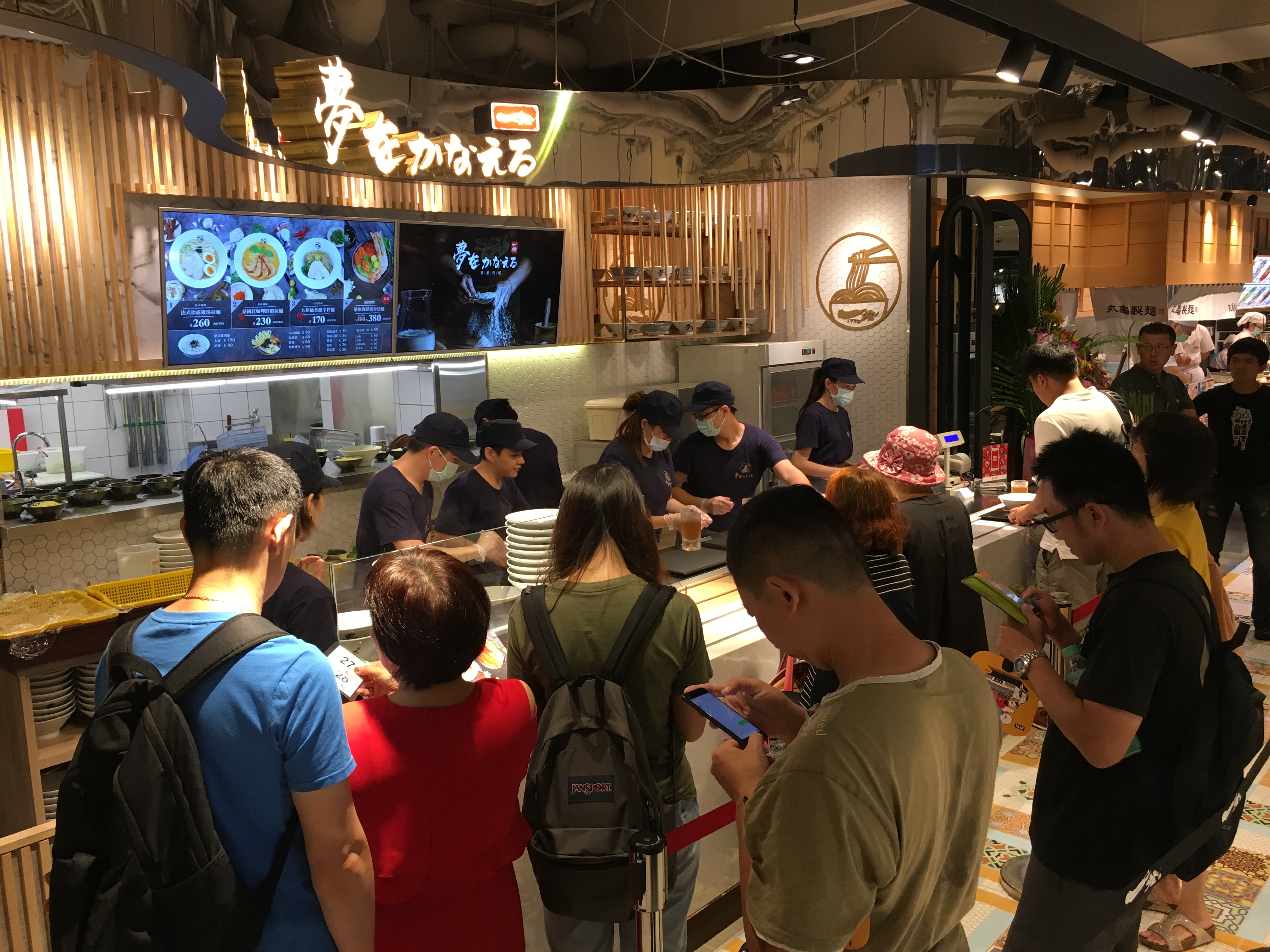 「夢想實現一燈」開在台北新光三越南西3館的B1美食街。
