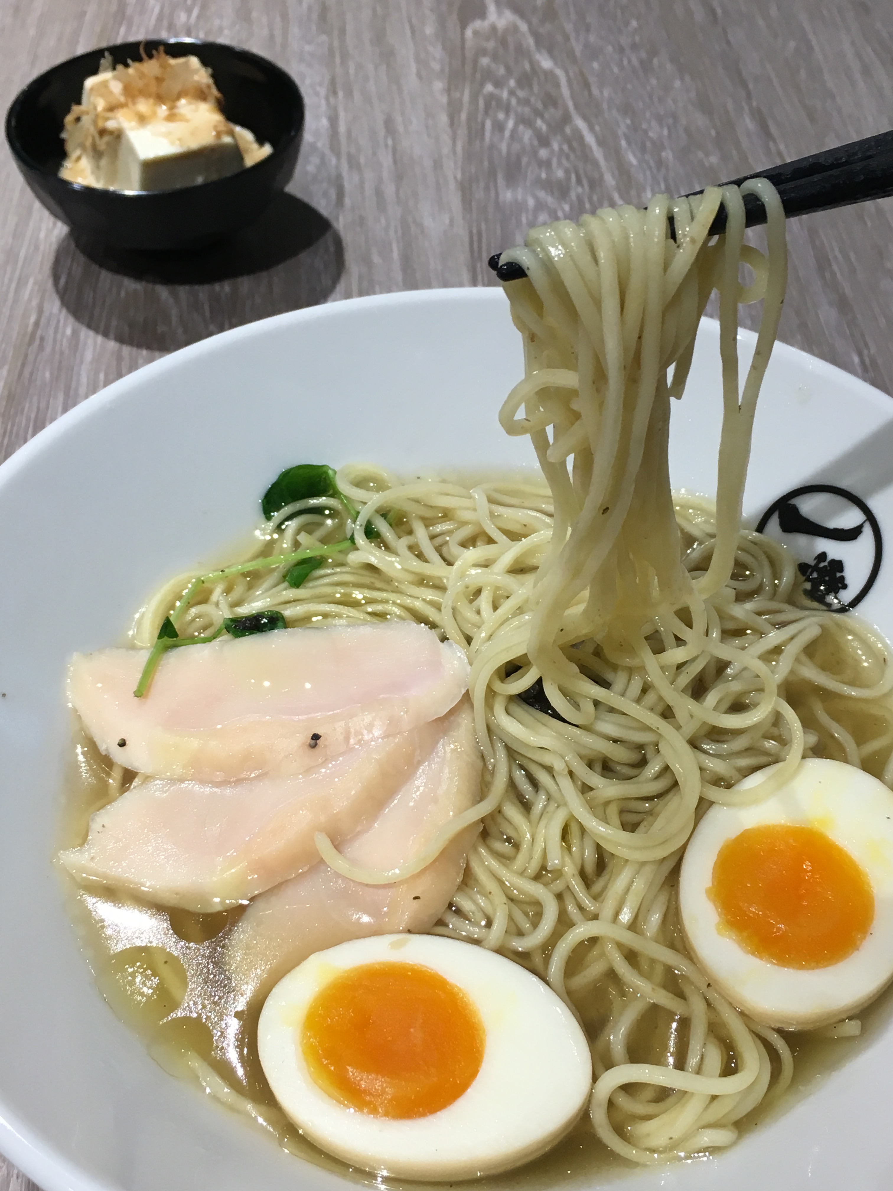 「法式松露雞湯拉麵」的湯頭鮮美甘醇，麵條軟硬適中，雞叉燒肉粉嫩柔軟。（260元／碗）