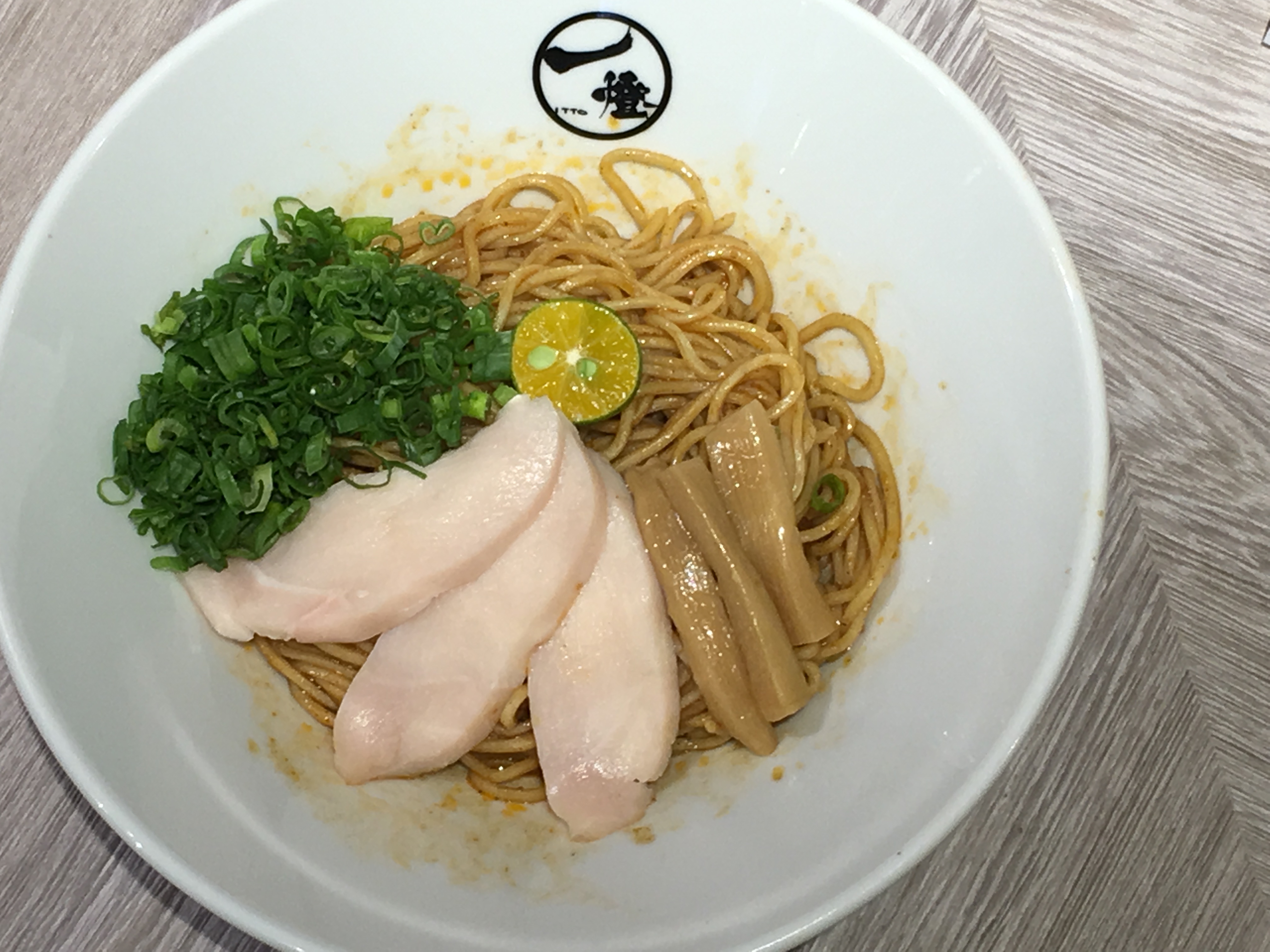 「九州柚香激辛拌麵」用12種辛香料和日本柚子蜜調味，嗆辣酸甜。（170元／碗）