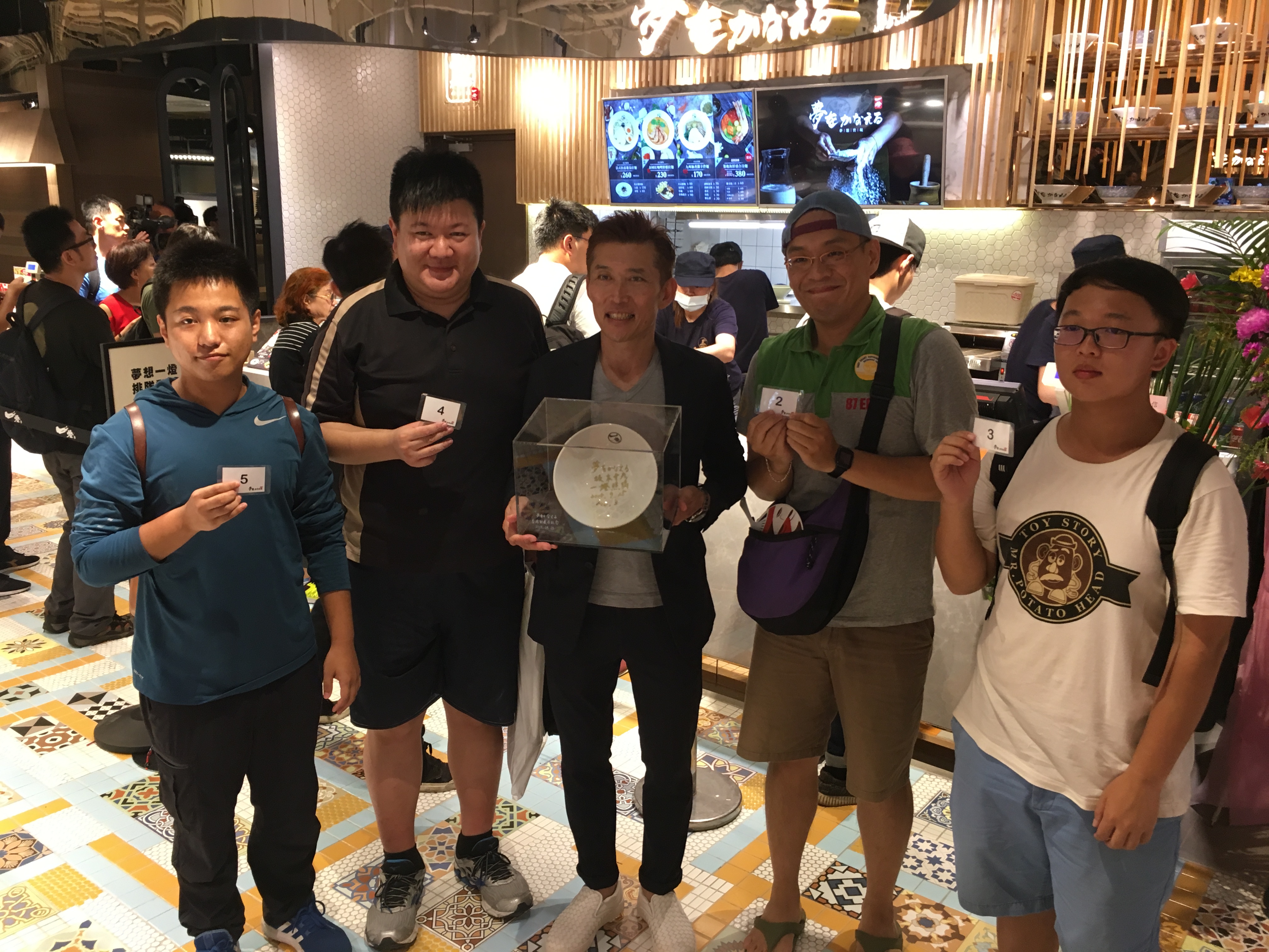 9月25日至28日，每天前5名客人，除了免費招待1碗法式松露雞湯拉麵，還可獲得社長坂本幸彥（左3）的簽名碗1組。