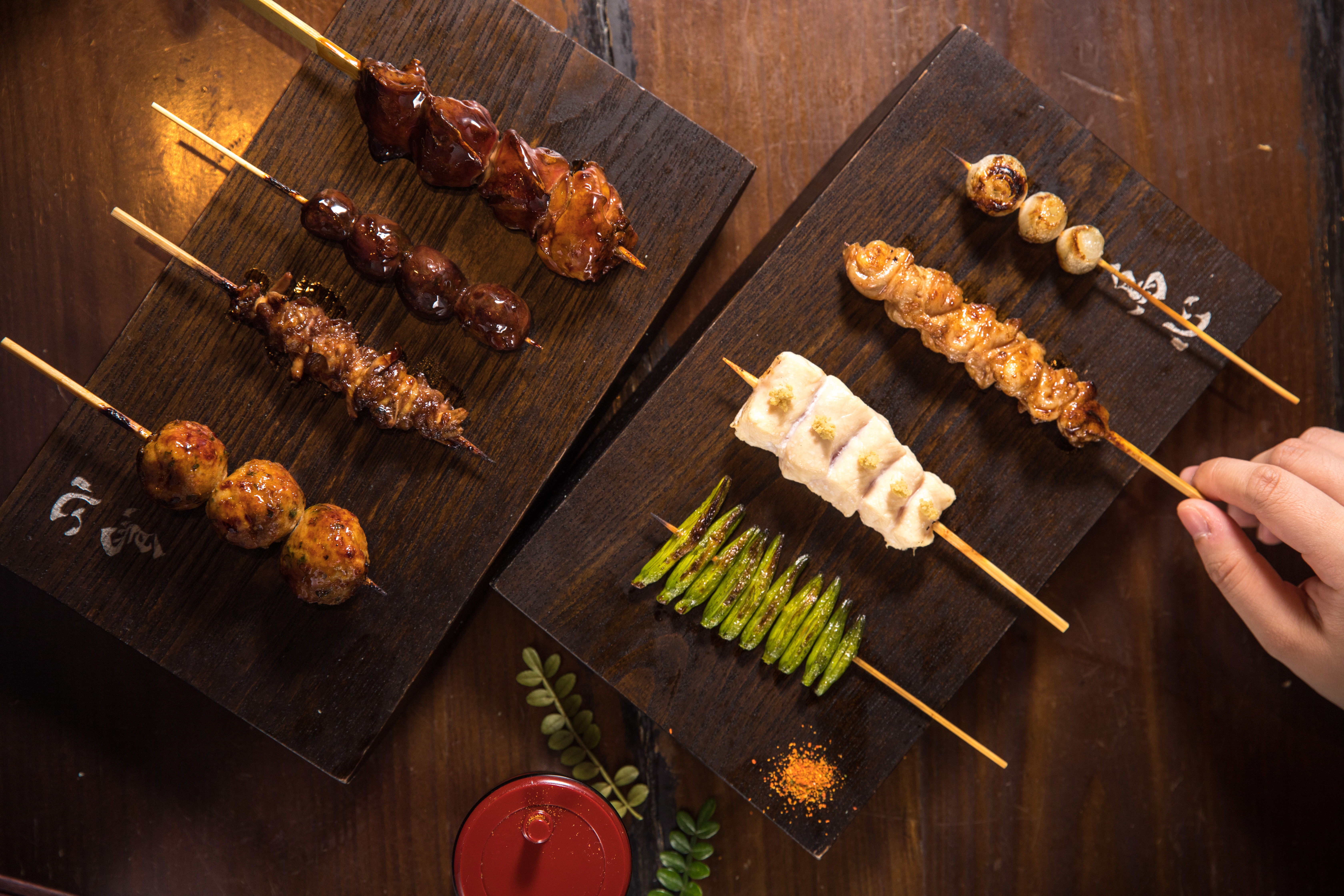 這兒簡直是內臟控的天堂，能攻略燒鳥的秘密串。左上至左下：「白雞肝（半熟），120元／串、「脾臟」，150元／串、「心殘」「雞肉丸」，皆80元／串；右上至右下：「珍珠洋蔥」，100元／串、「橫膈膜」「小雞胸肉（半熟）」，皆80元／串、「金針菜」，70元／串。