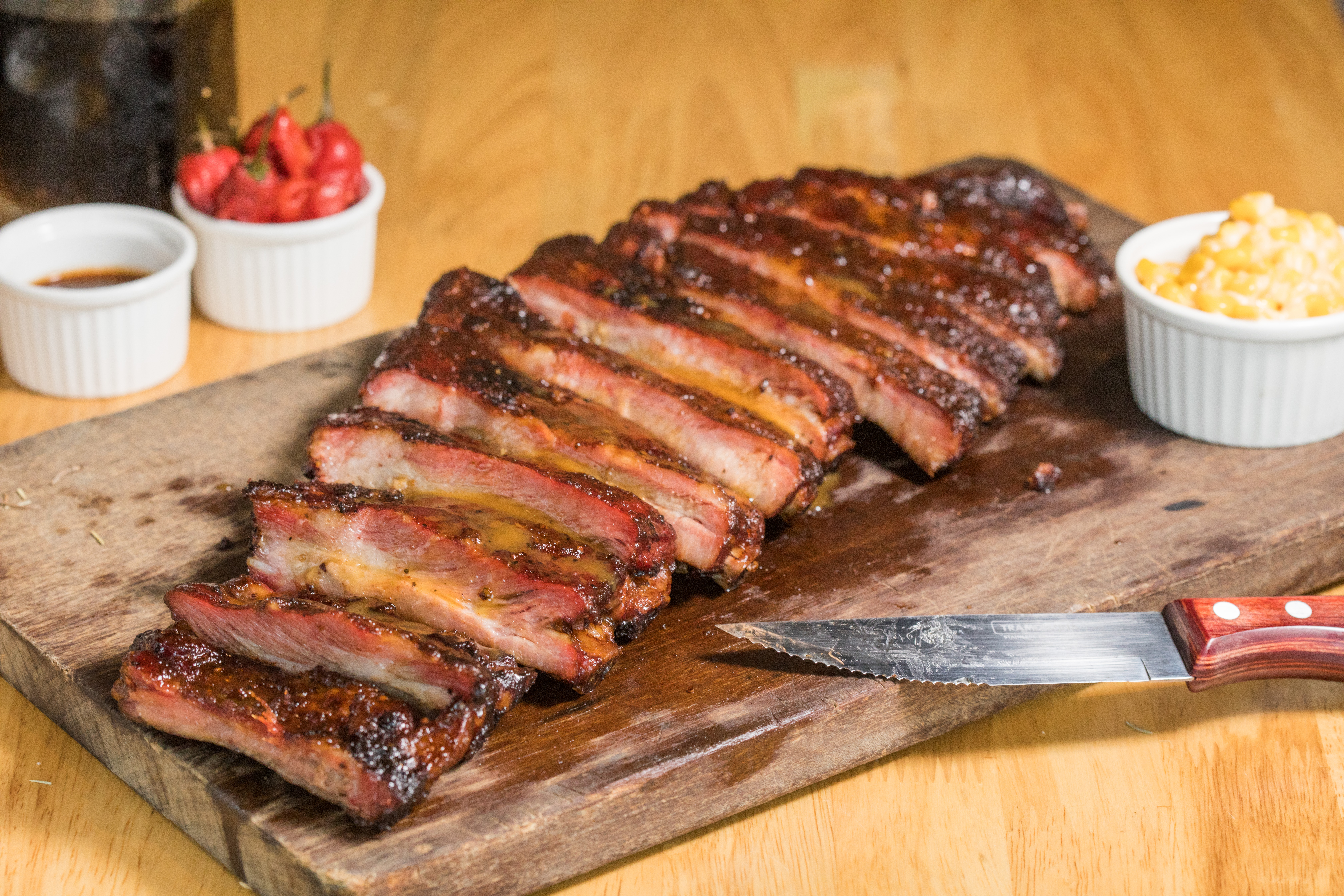 「豬腩肋排」有漂亮的煙燻粉紅圈。（900元／份）