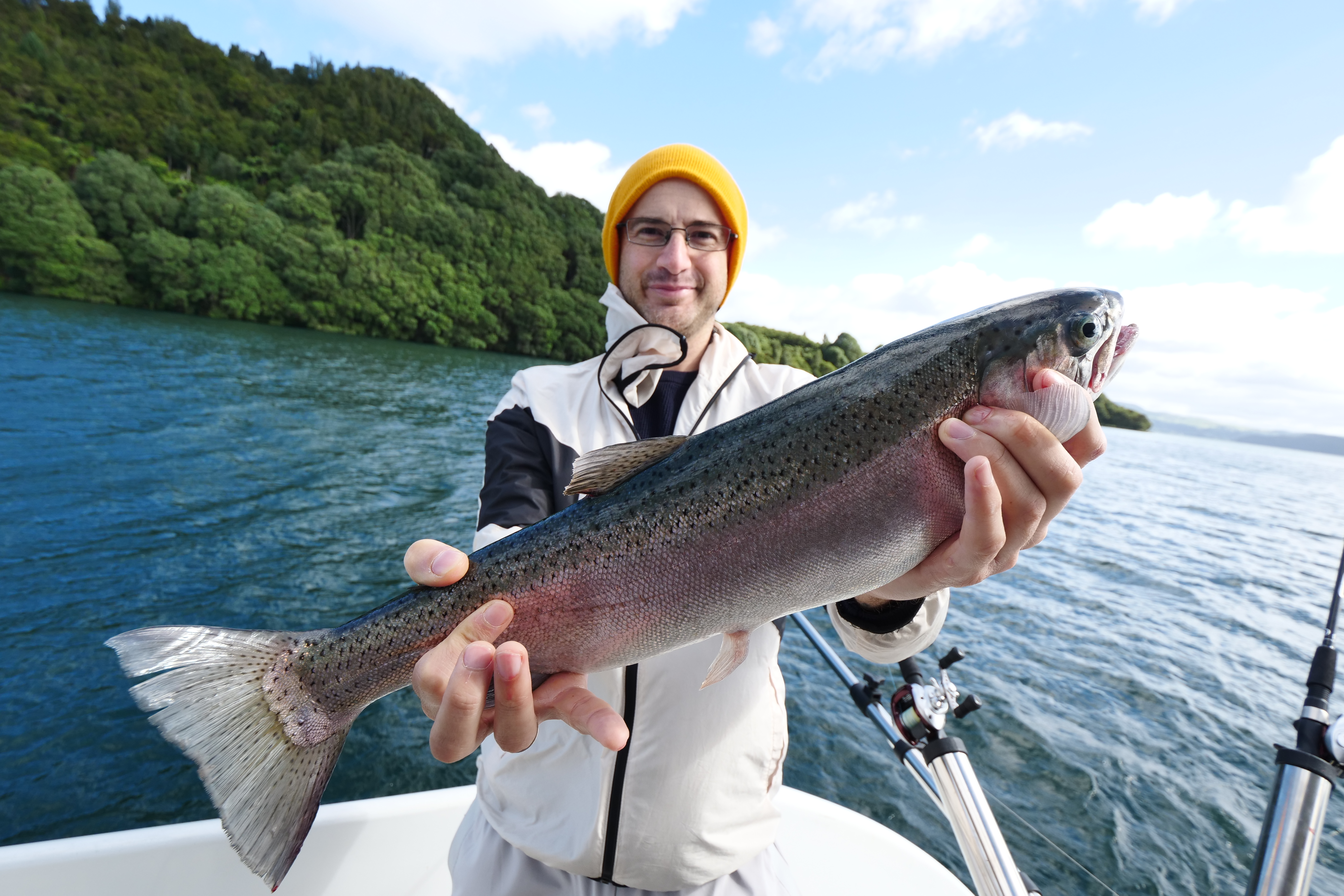 吳鳳釣到1條大尾的鱒魚，直呼跟金鐘獎座一樣大。