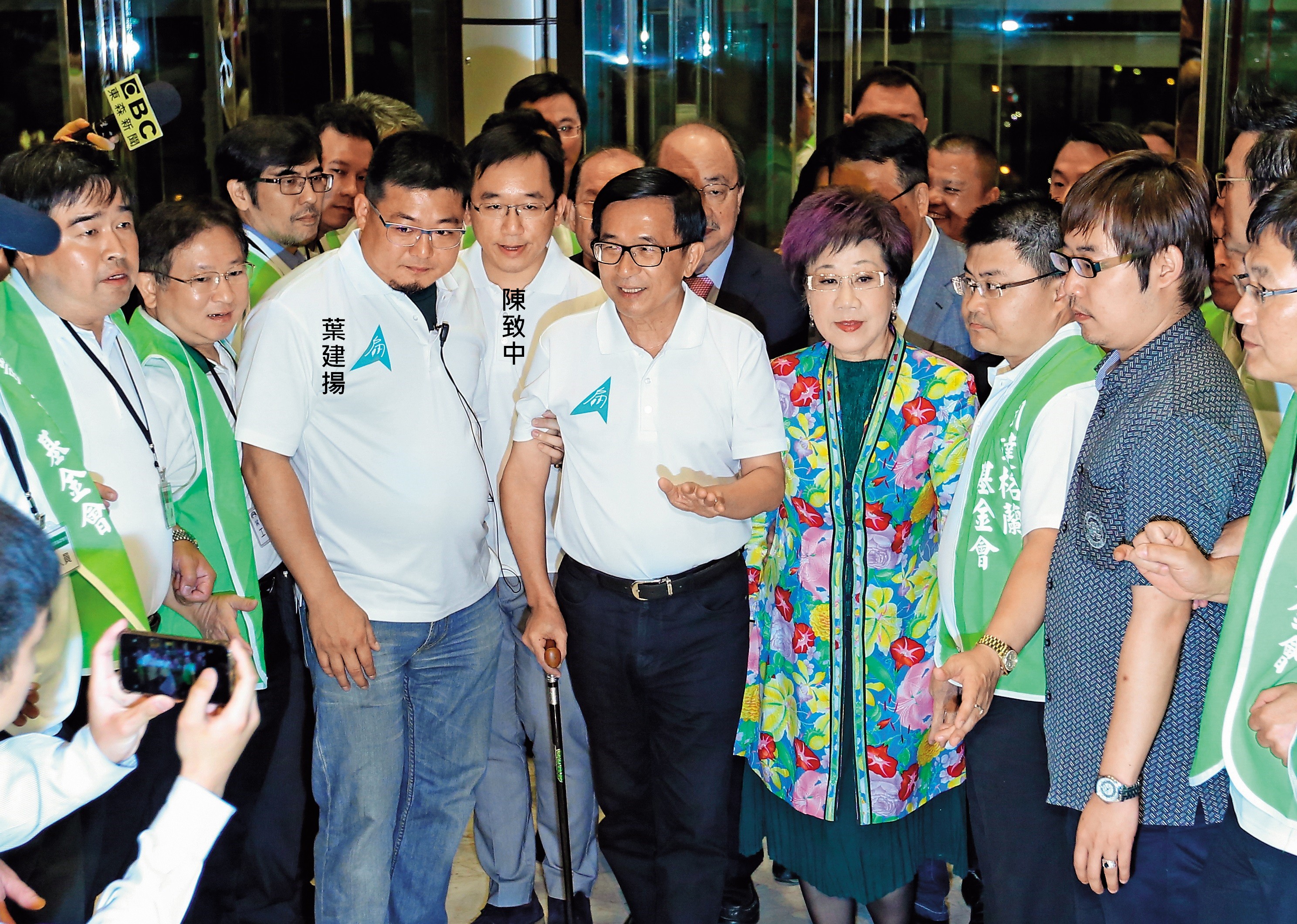陳致中與葉建揚感情甚篤， 也對他相當倚重，凡阿扁出席的公開場合，都可以看到葉建揚在旁攙扶，絕不假手他人。（翻攝畫面）