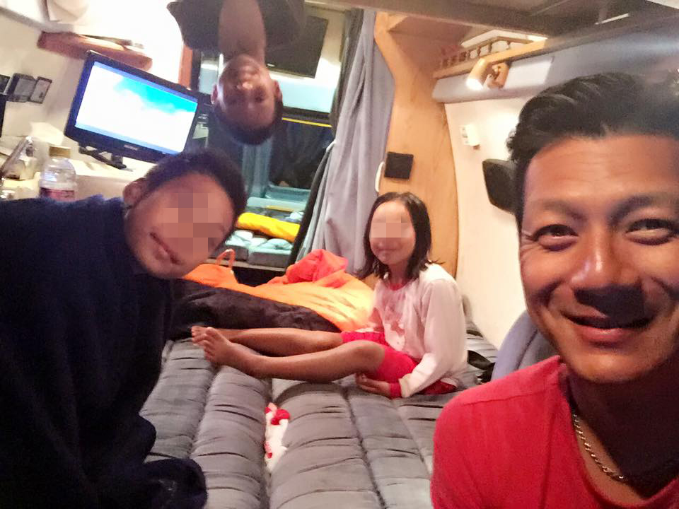 聶雲接連生了3個小孩，房間不夠就換屋，因而搭上房市多頭賺大錢。（翻攝臉書）