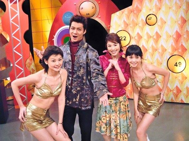 大樂透節目每年創造多位億萬富翁，聶雲（左2）說：他不是中獎人，只是開獎人。（翻攝自臉書）