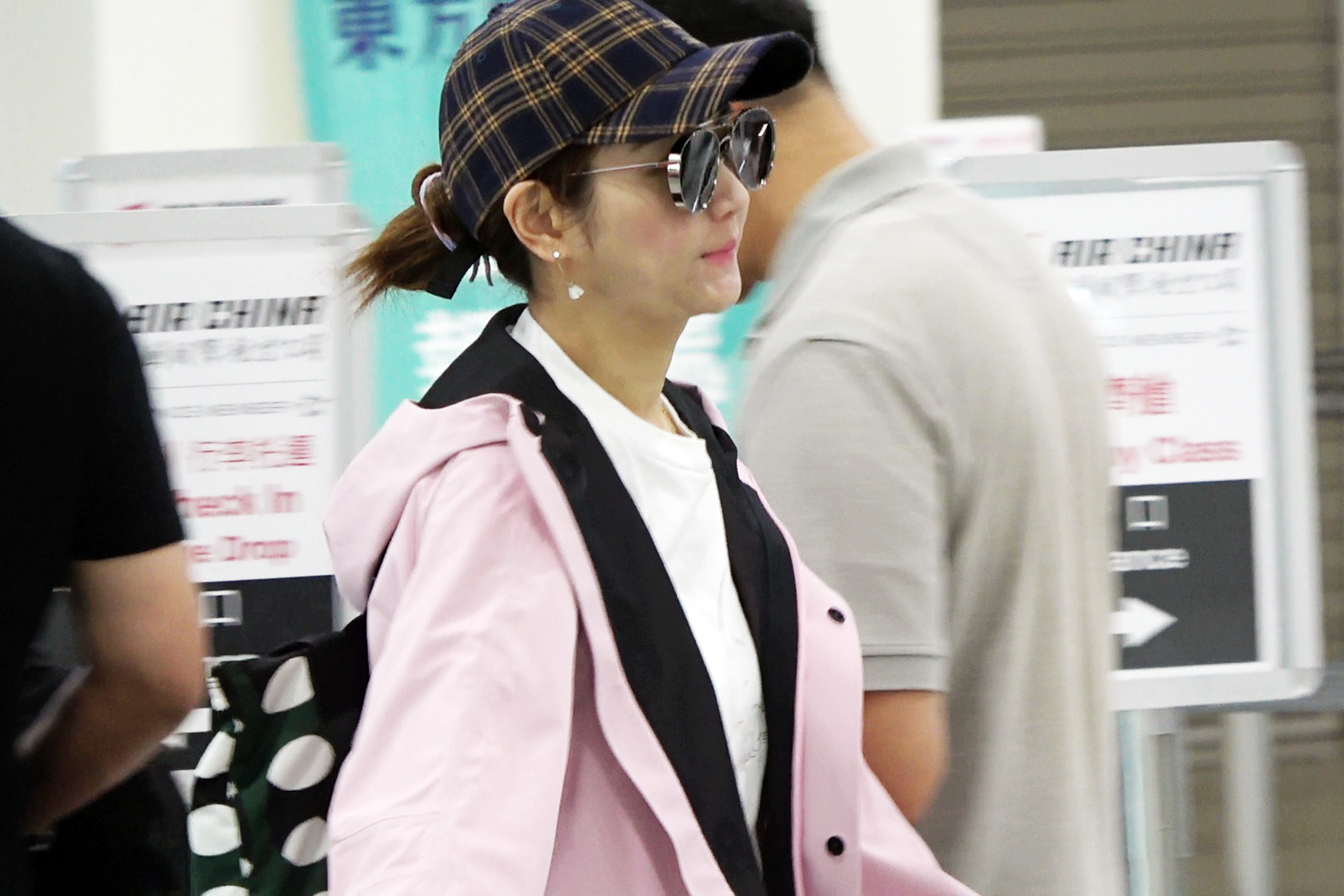 Selina今早前往北京工作，無懼外界風雨。（讀者提供）