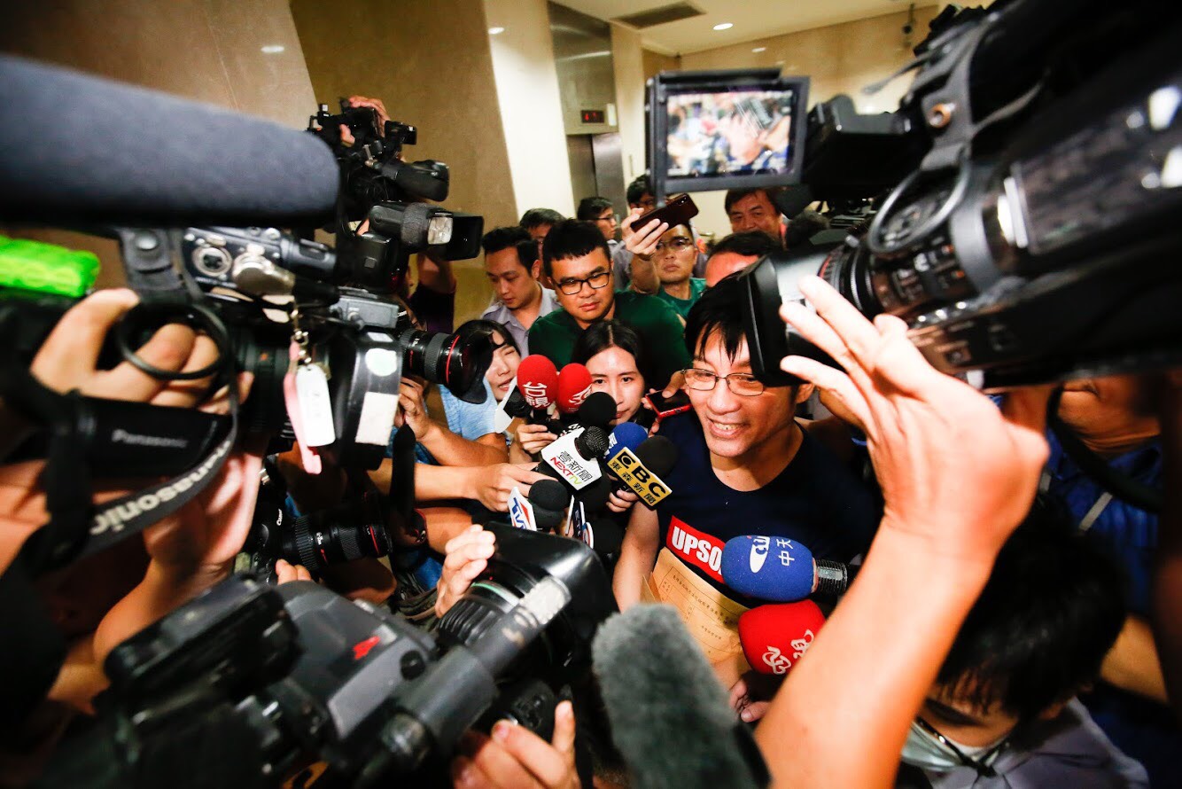 被大批媒體包圍的江明學,抱怨只有在他出事時才會有一堆記者。