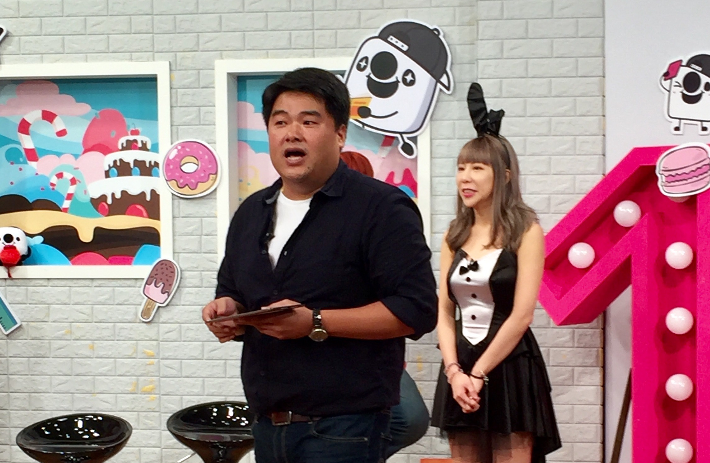 補教名師呂捷挑戰主持直播節目。（17Media提供）