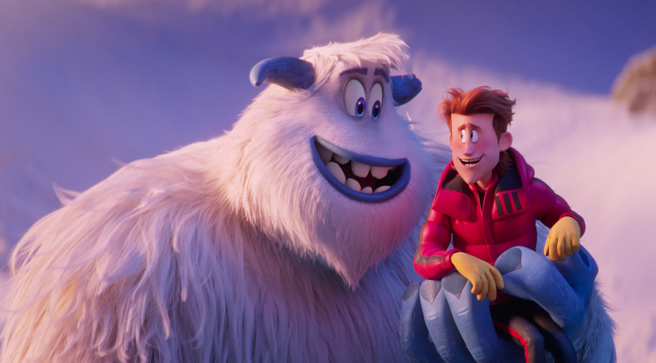 動畫《小腳怪》的主角「米果」（左），是體型高大、個性單純的天然呆雪怪，碰上人類就鬧出一連串笑話。（華納兄弟提供）