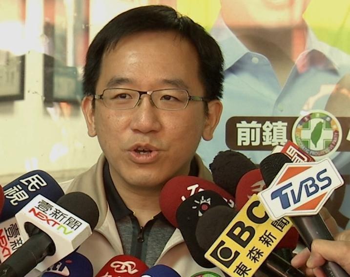 陳致中召開記者會澄清自己當晚是坐在開放區,但此說法卻被酒店小姐打臉。(翻攝畫面)