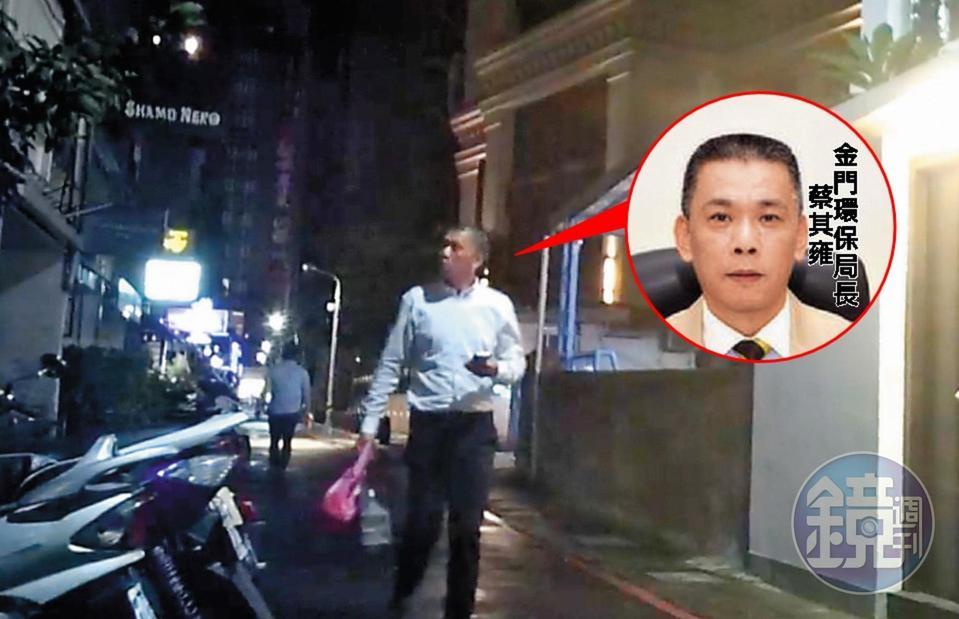 金門縣環保局長蔡其雍當天也意外出現在C'est si bon Lounge Bar,並交付一只紅色塑膠袋給陳致中。