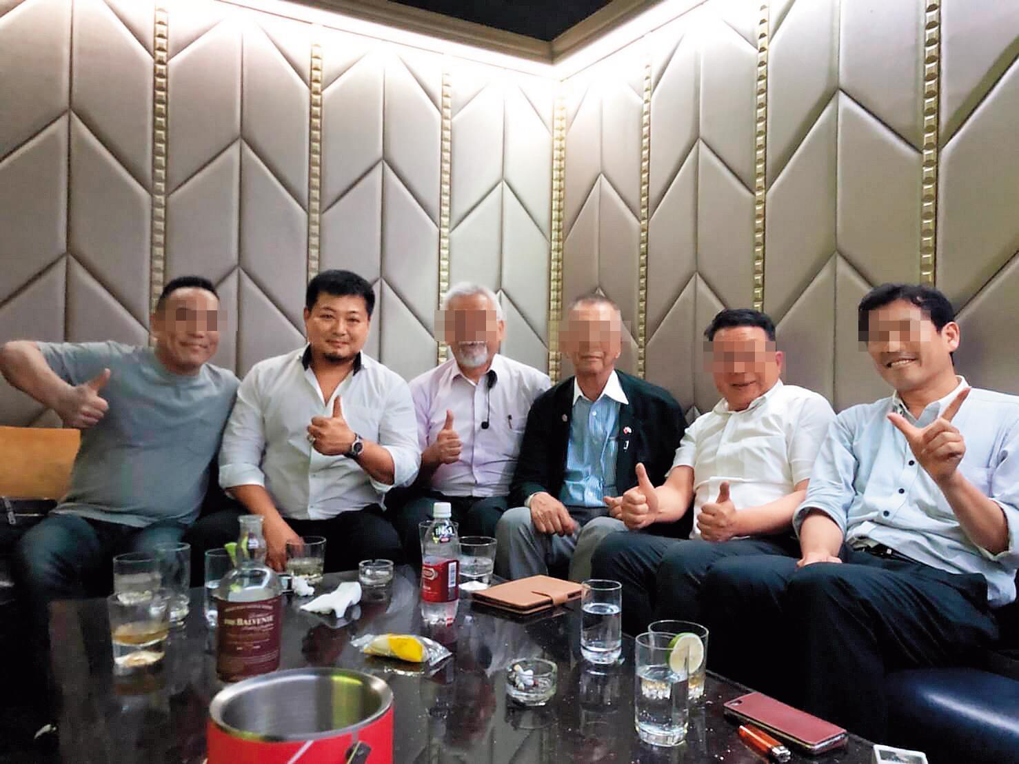 葉建揚(右二)經常在C'est si bon Lounge Bar招待友人,店內也特別打造一個專屬包廂。