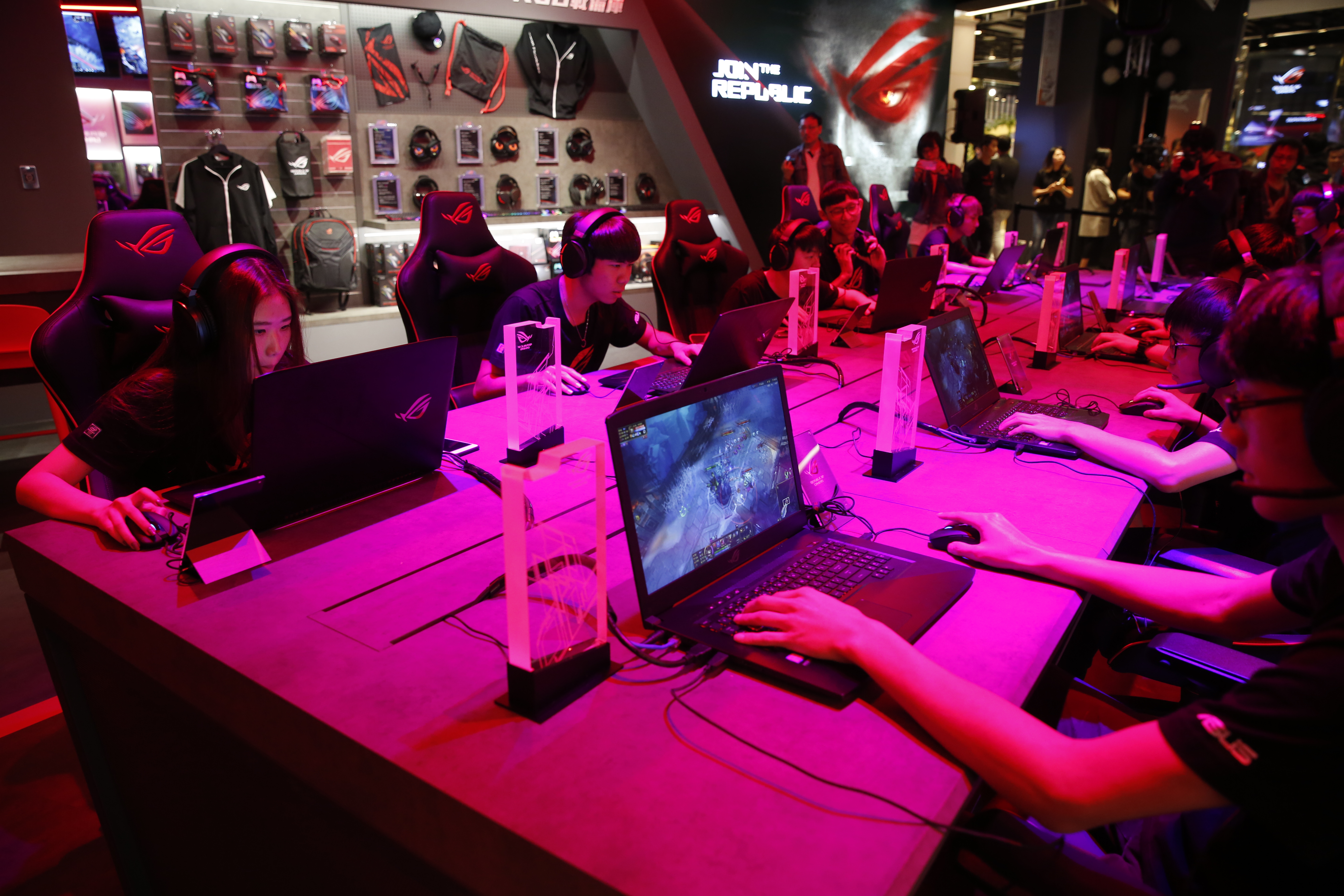 華碩本月再爆裁員風波，電競事業群首當其衝，有數十位員工遭到資遣。