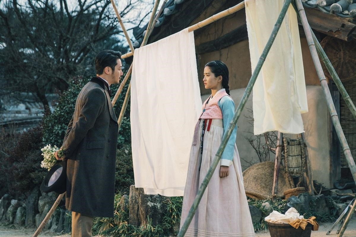 金泰梨（右）、卞約漢在《陽光先生》中錯過的愛情，讓觀眾為之抑腕心酸。（Netflix提供）