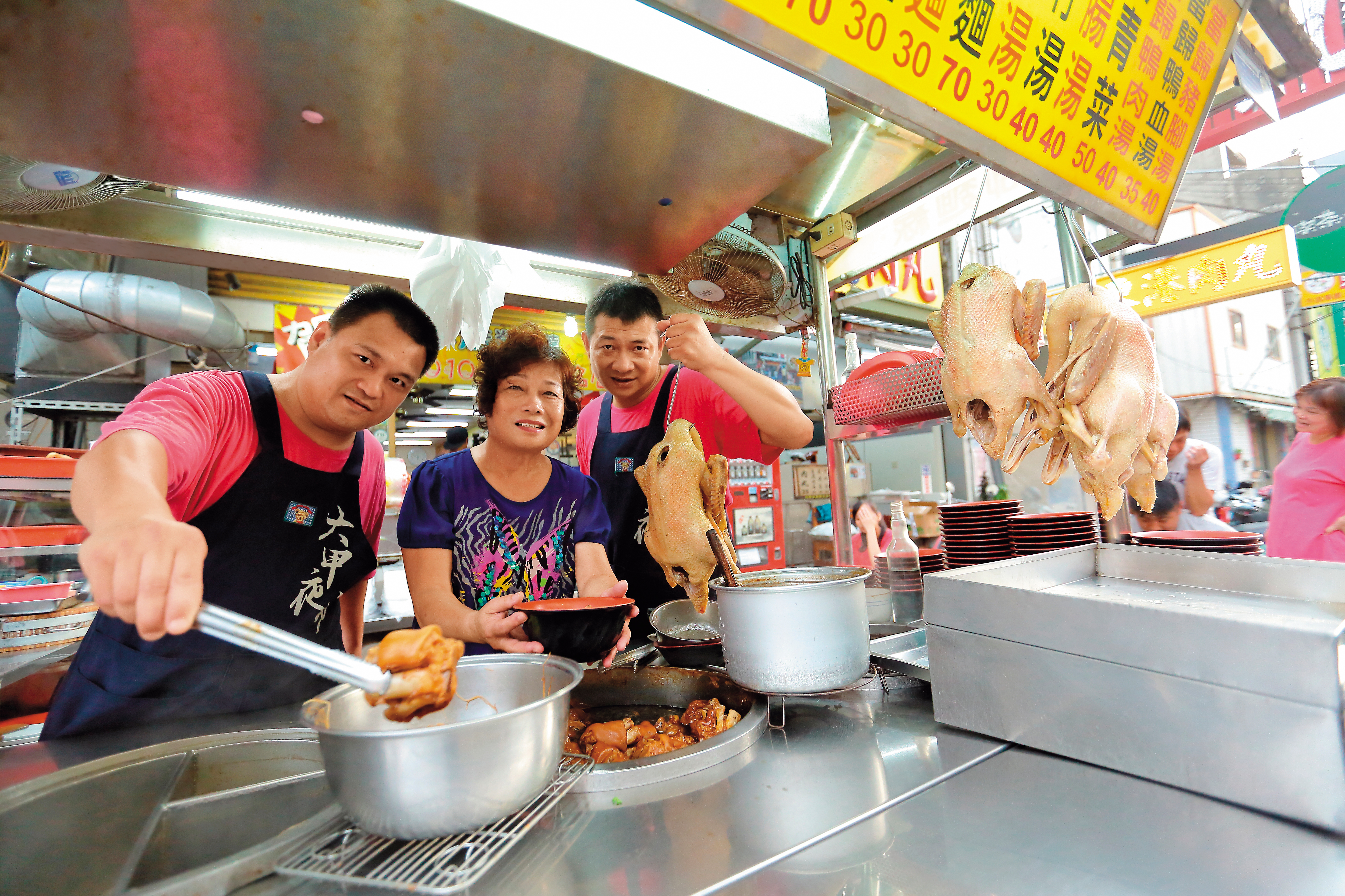 正兄弟當歸豬腳麵線創始人廖美（中）為幫丈夫還錢，40年前擺攤賣起當時少見的當歸豬腳麵線，現已交棒長子林嘉偉（右）、次子林信硯（左）。