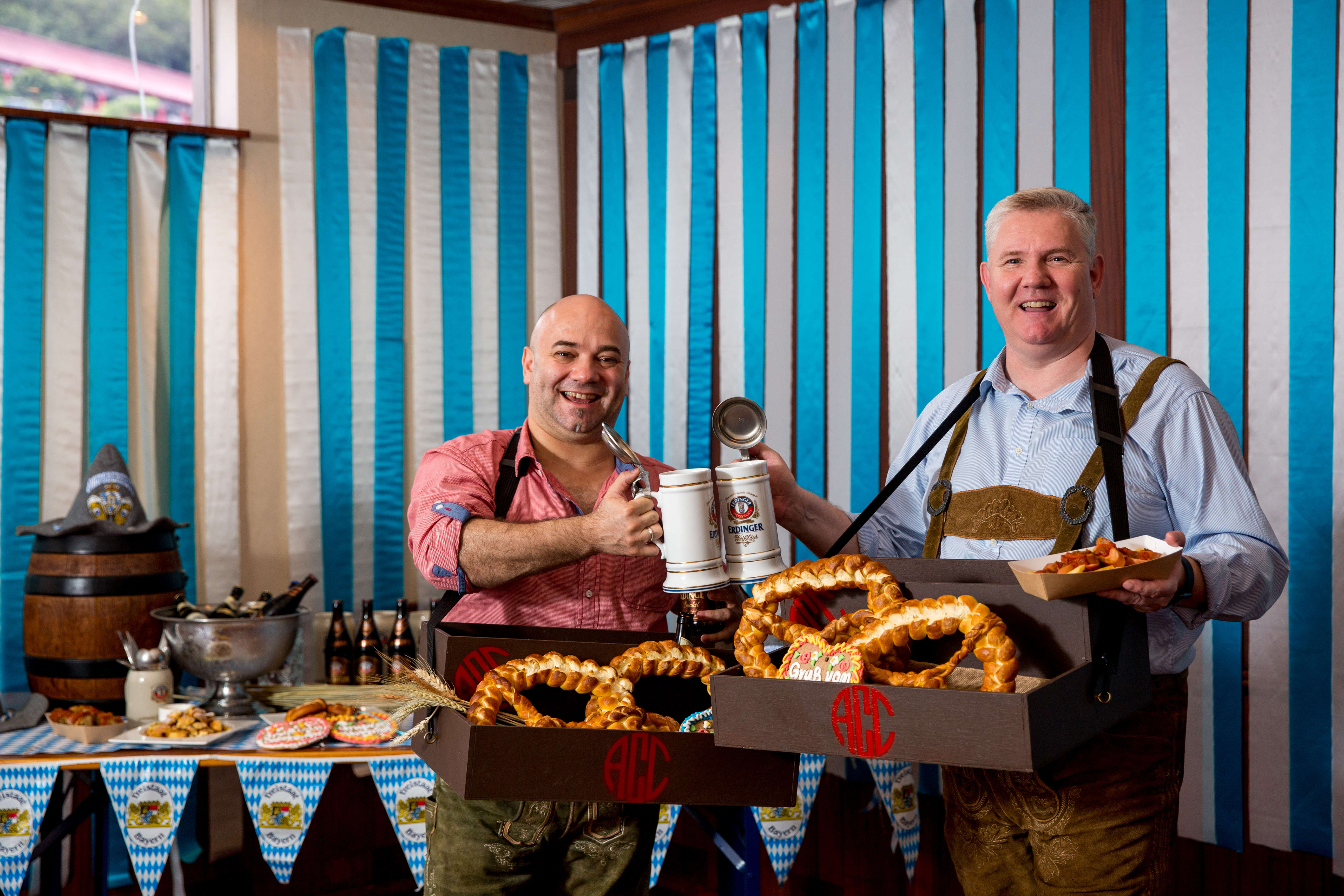 台北市美僑協會餐飲協理Ralf Dohmeier（右）和溫德烘焙的創始人Michael Wendel（左）以雙廚姿態，出擊「德國啤酒節」任務。