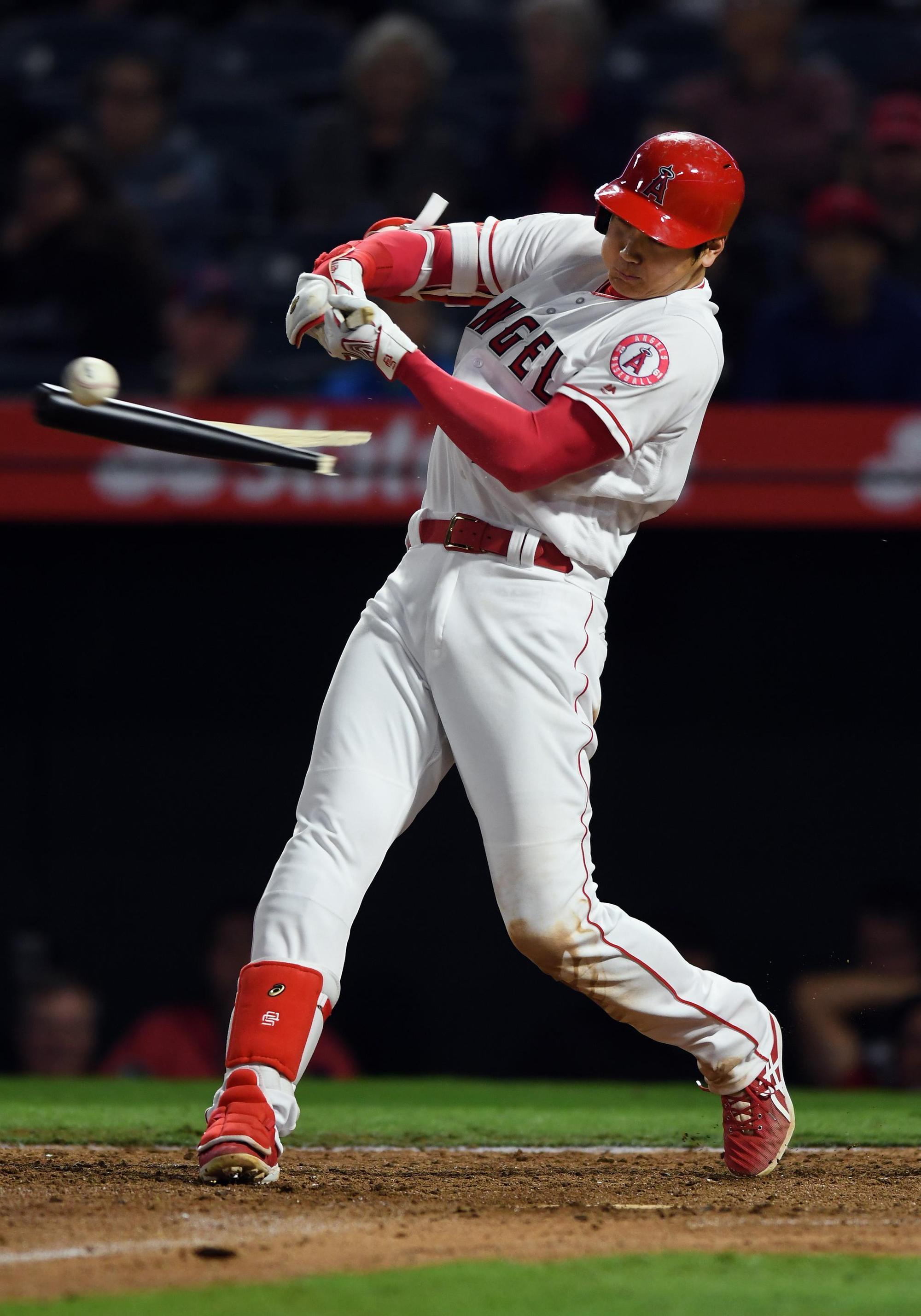 大谷翔平從培瑞茲(Martin Perez)手中敲出追平比分的斷棒安打,隨後遊騎兵守備出現狀況,讓天使隊奪下逆轉分。(東方IC)