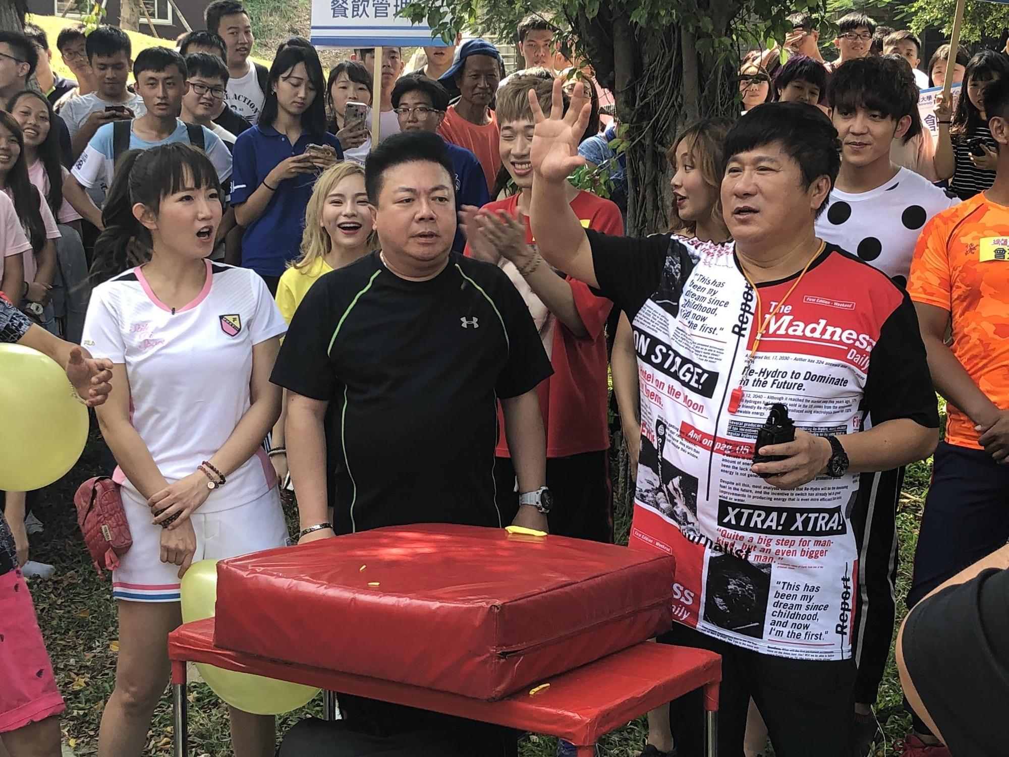 董至成(中)一返台便參加《綜藝大集合》錄影,節目入圍金鐘獎讓他很開心。(民視提供)