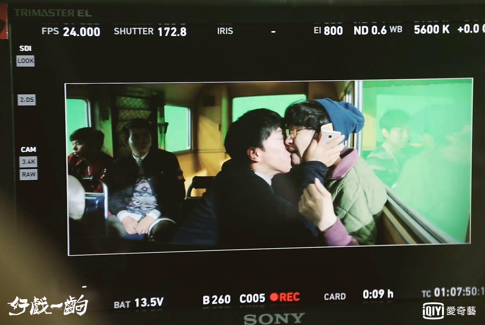 張藝興（右）被黃渤強吻，嚇得他不要不要的。（愛奇藝台灣站提供）