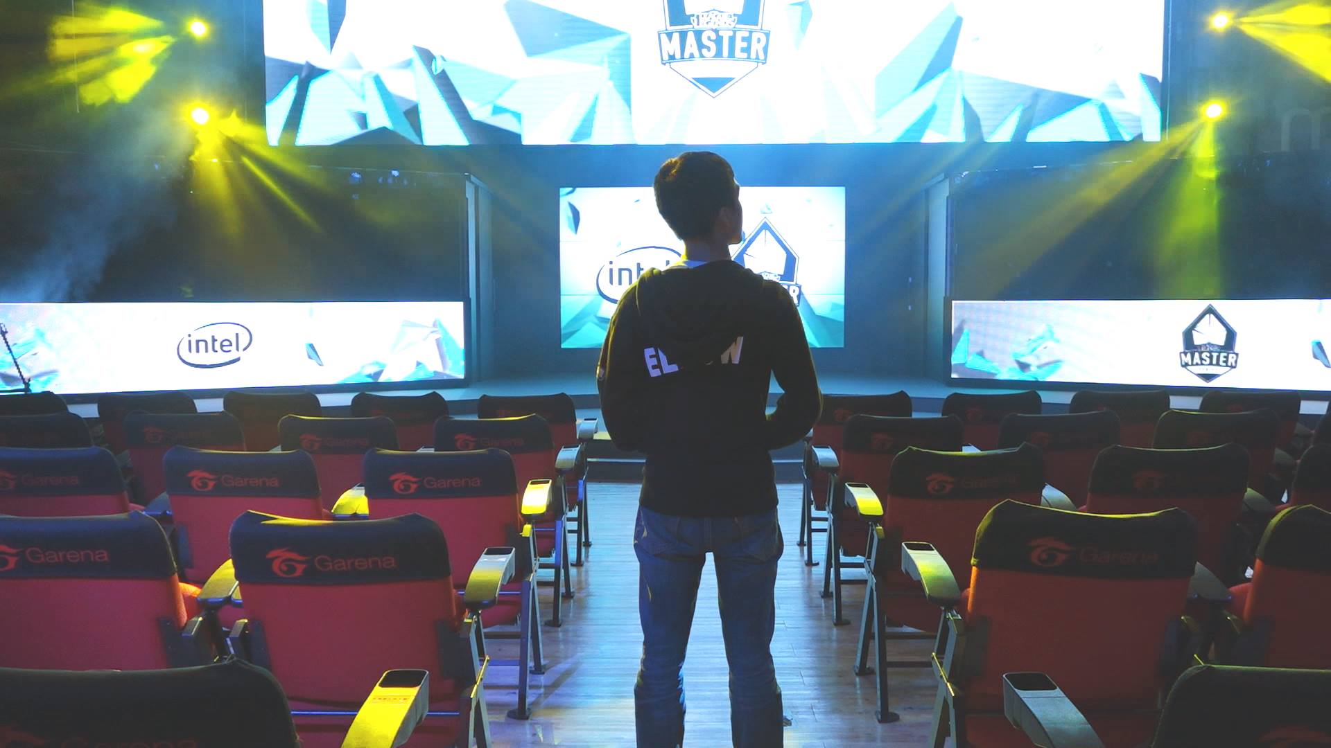 大舞台前的光彩是由選手和許多幕後電競職人共同努力的成果。