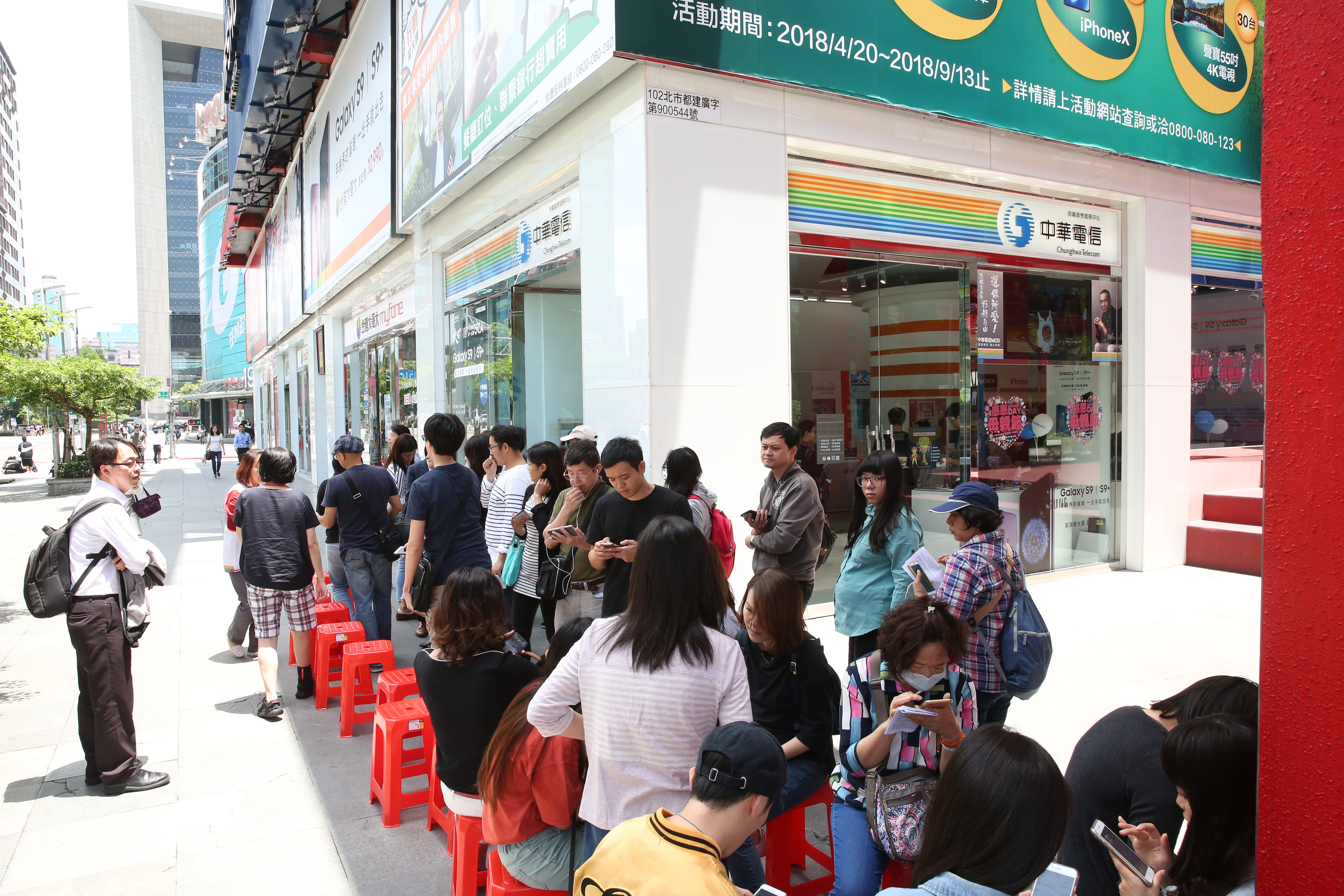 電信業者競相推出「月付499元網路吃到飽」，搶下龐大用戶數，為5G時代舖路。