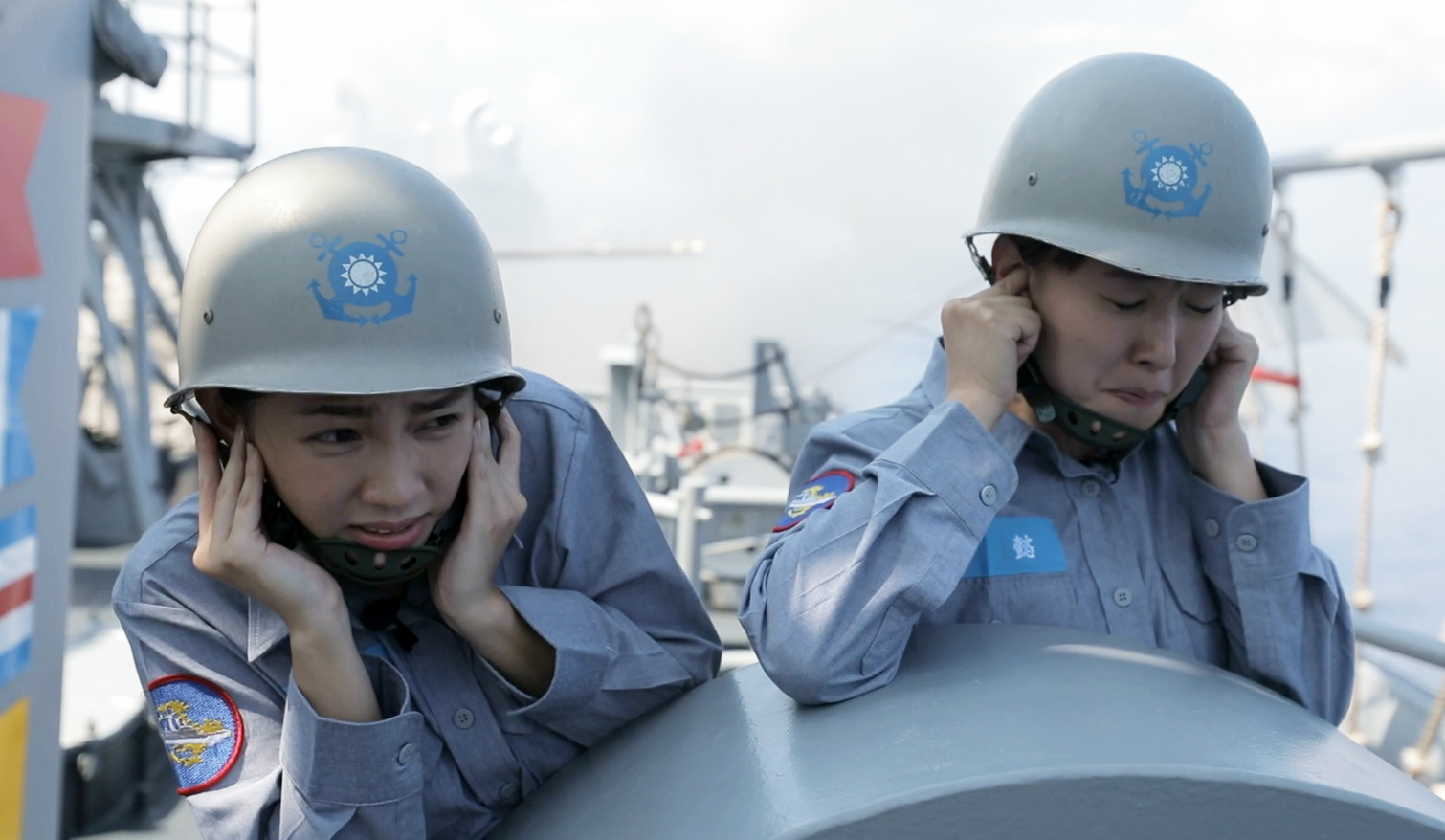 砲彈發射時的轟然巨響，讓李懿（右）與曾智希嚇破了膽，當下馬上耳鳴。