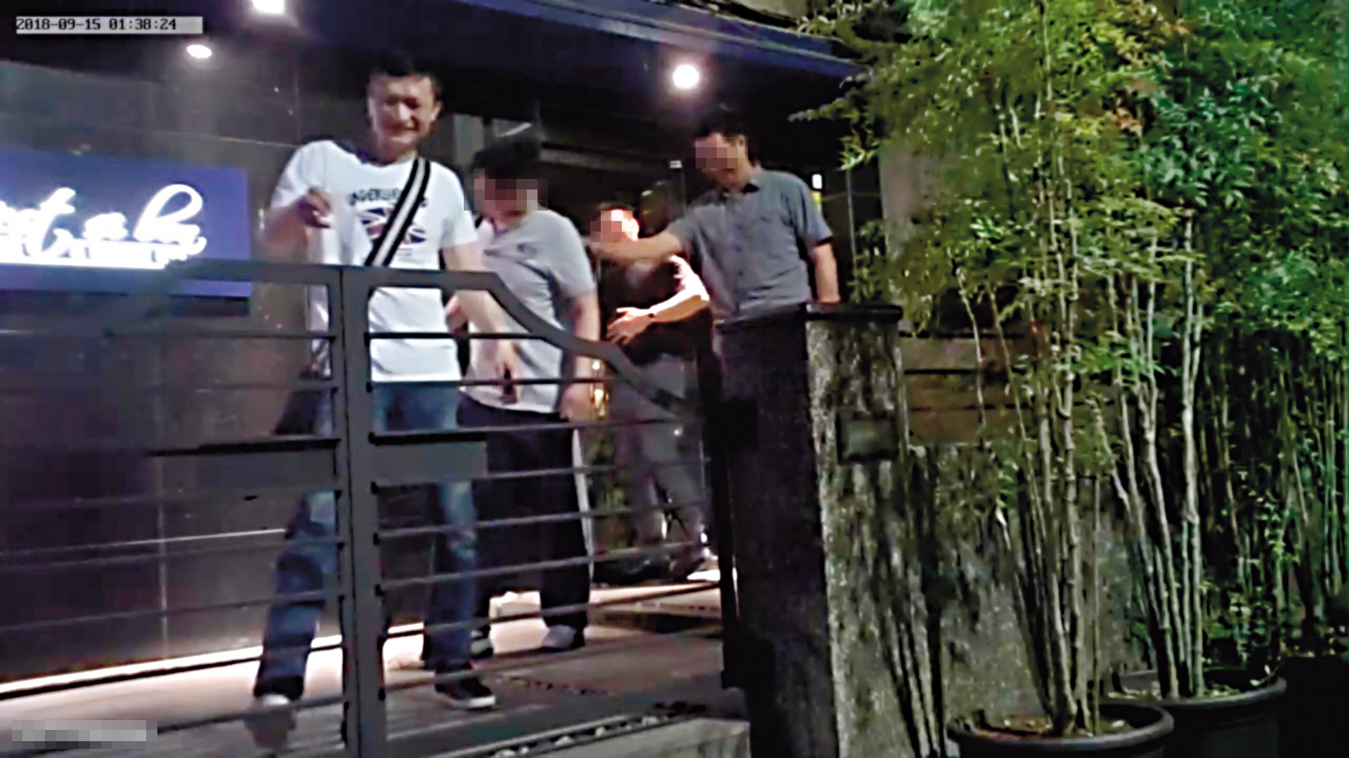 9/14  21：00 秦楊醉茫茫　本刊意外拍到經常因為喝酒鬧上社會新聞版面的藝人秦楊，也出現在C'est si bon Lounge Bar。